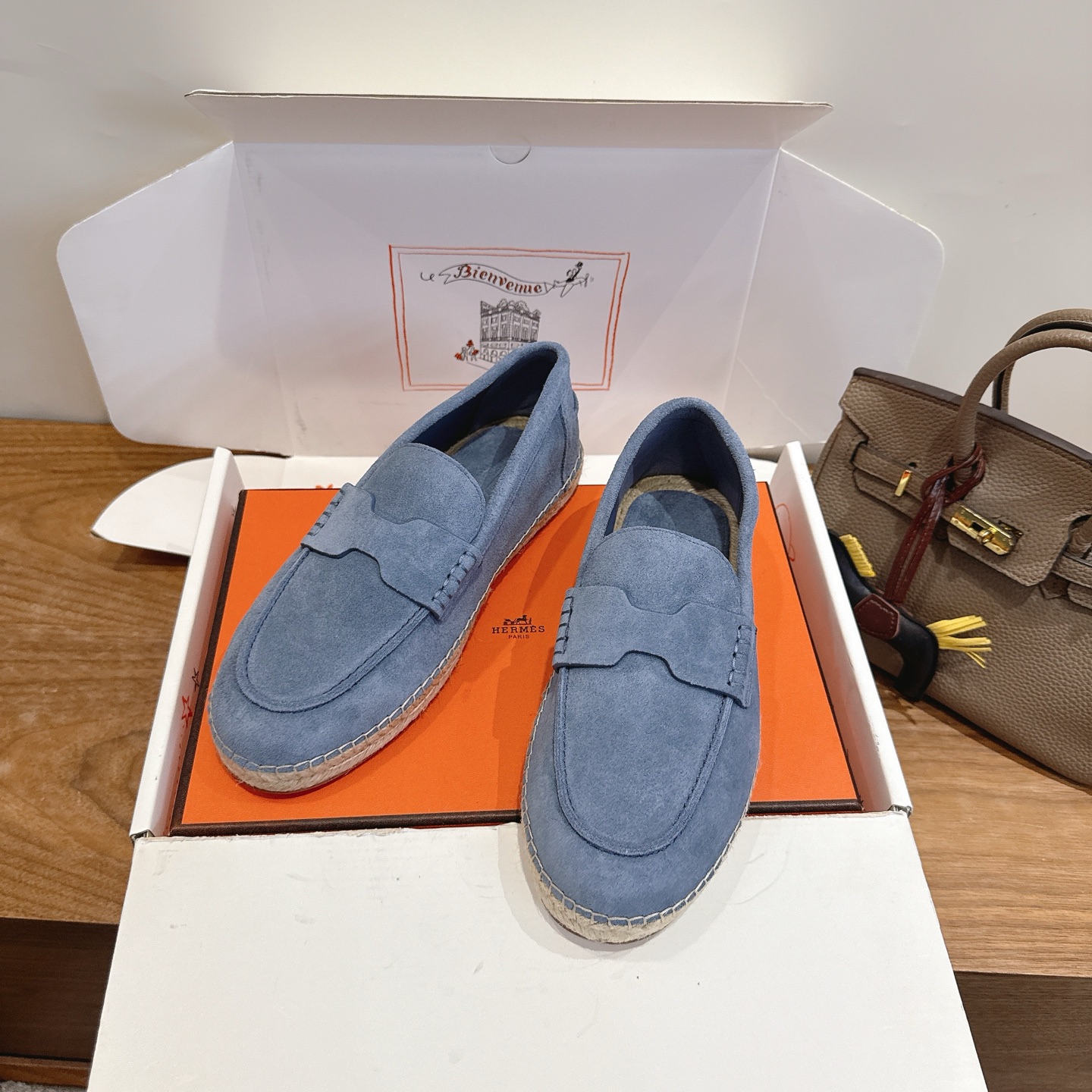Alexander McQueen H家2026ss早春小白鞋 经楦靴型+英伦 设计，耐看 倒模楦型， 1:1形体，进口高端面料呈现出 质感
