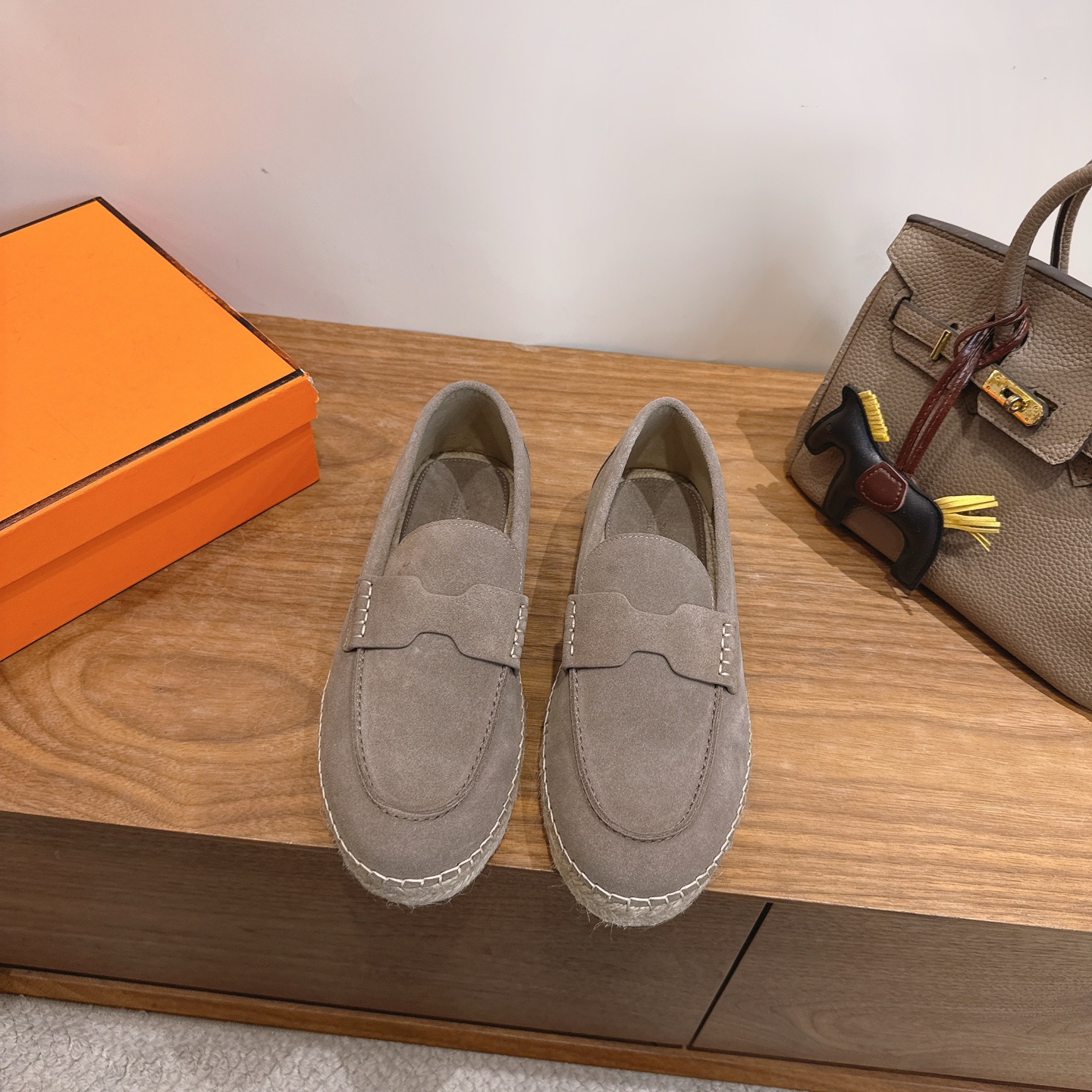 Alexander McQueen H家2026ss早春小白鞋 经楦靴型+英伦 设计，耐看 倒模楦型， 1:1形体，进口高端面料呈现出 质感