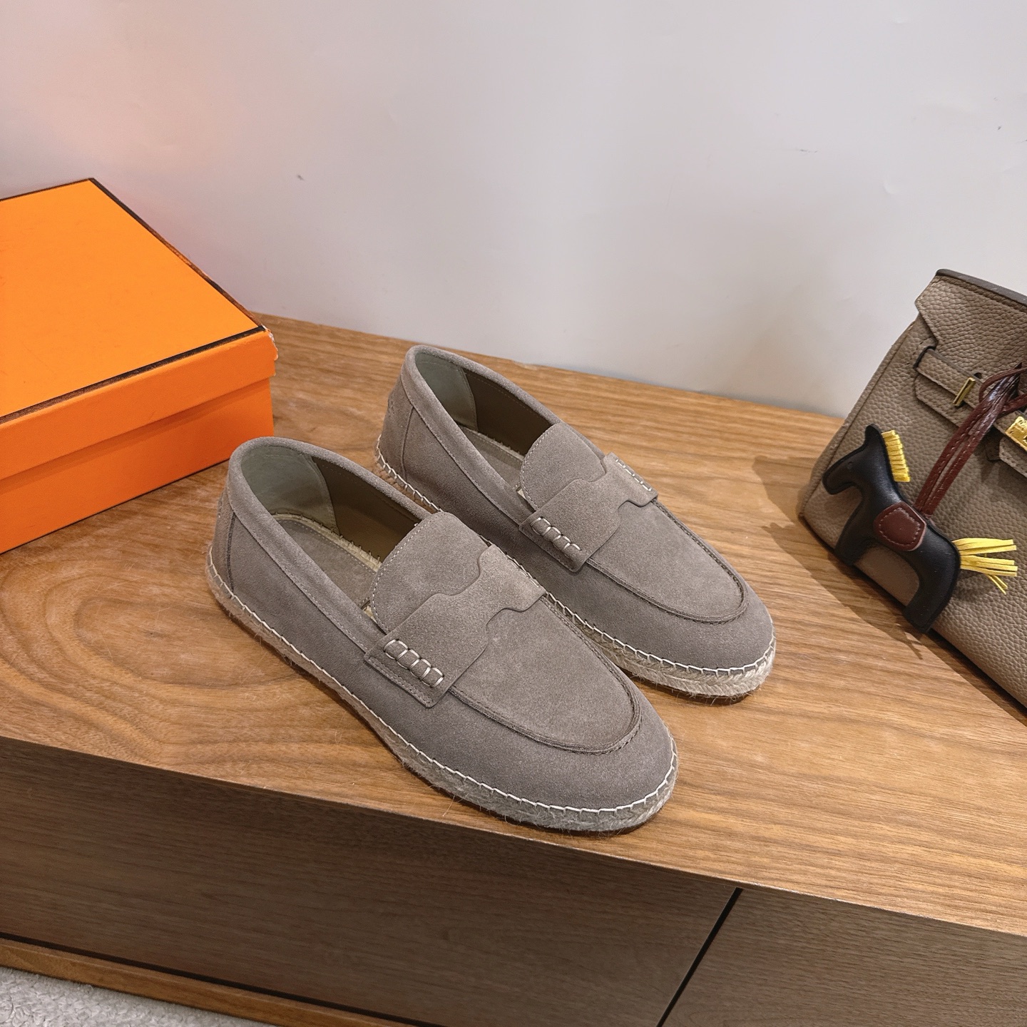 Alexander McQueen H家2026ss早春小白鞋 经楦靴型+英伦 设计，耐看 倒模楦型， 1:1形体，进口高端面料呈现出 质感