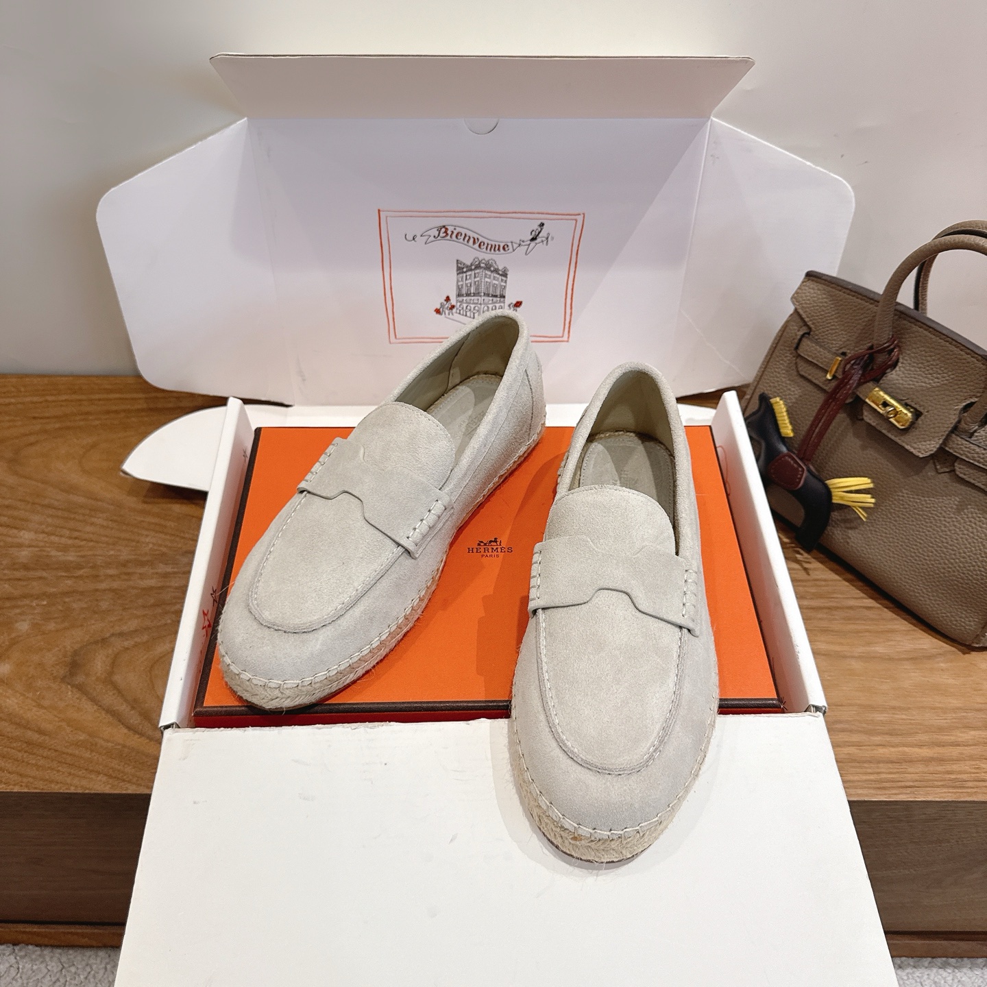 Alexander McQueen H家2026ss早春小白鞋 经楦靴型+英伦 设计，耐看 倒模楦型， 1:1形体，进口高端面料呈现出 质感