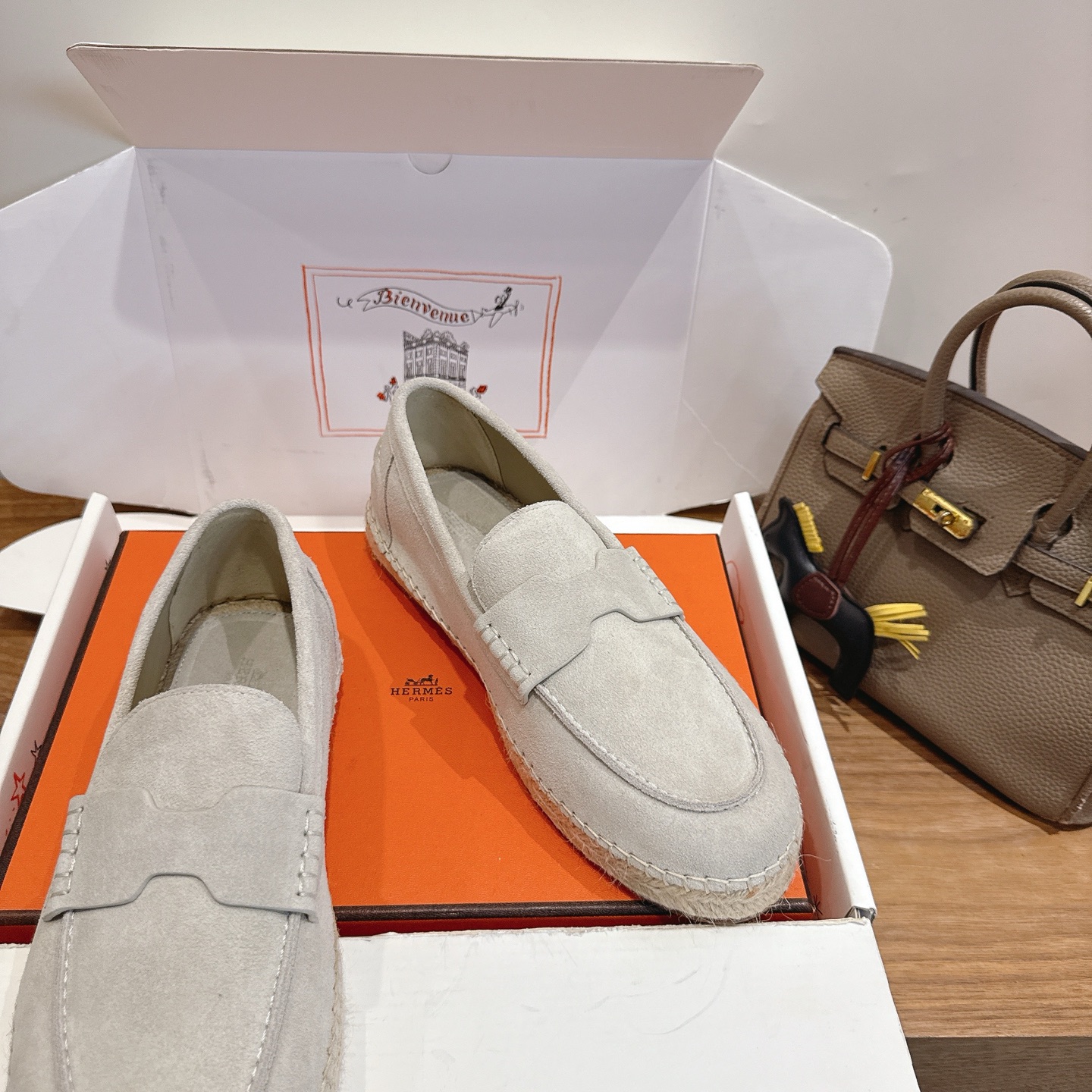 Alexander McQueen H家2026ss早春小白鞋 经楦靴型+英伦 设计，耐看 倒模楦型， 1:1形体，进口高端面料呈现出 质感