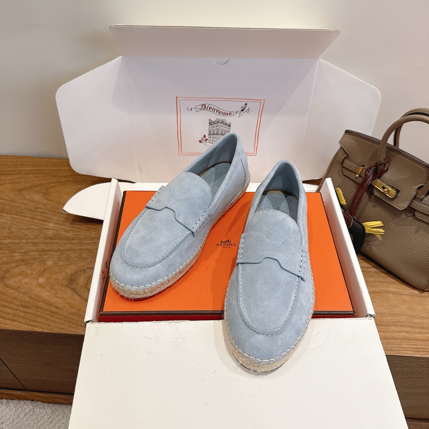 Alexander McQueen H家2026ss早春小白鞋 经楦靴型+英伦 设计，耐看 倒模楦型， 1:1形体，进口高端面料呈现出 质感