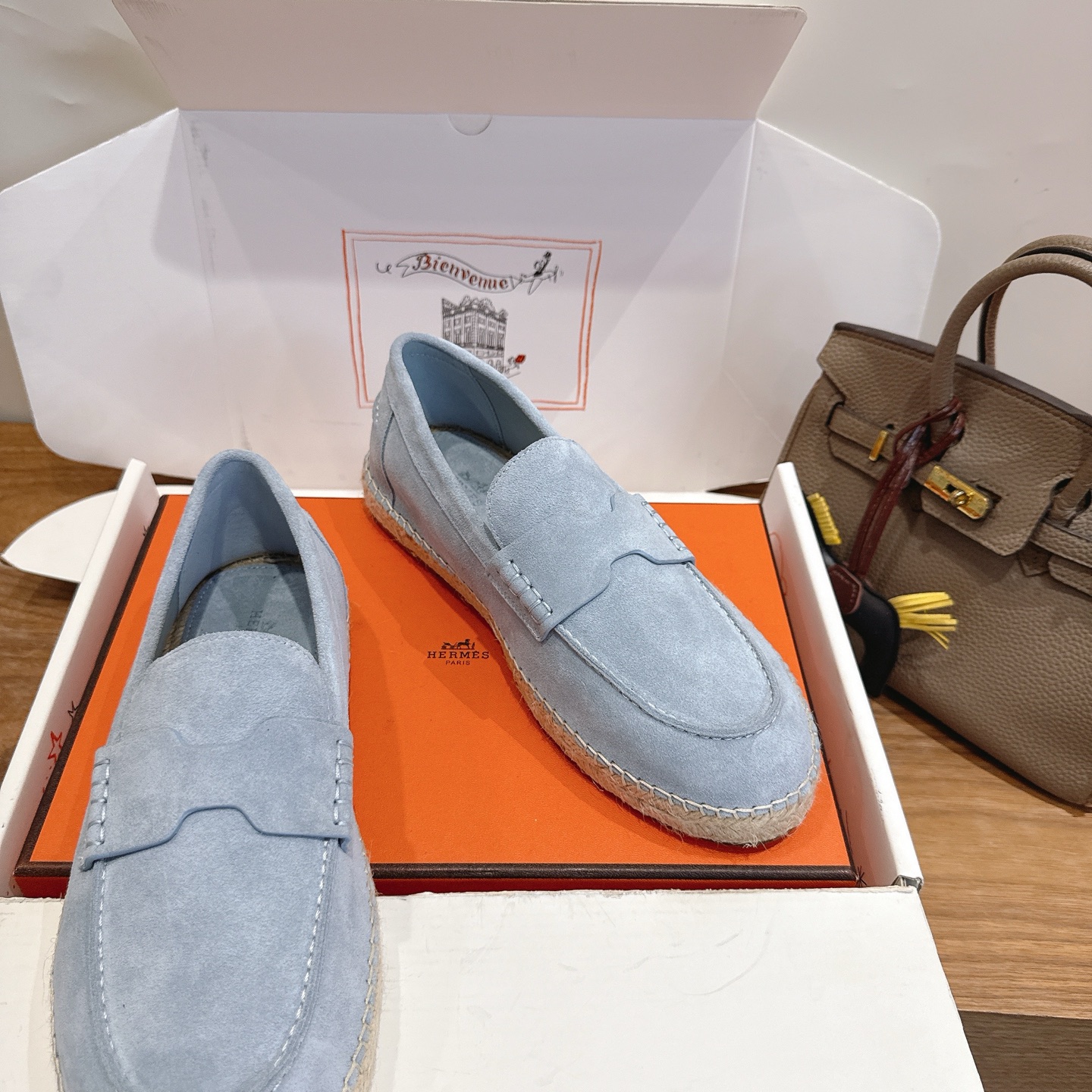 Alexander McQueen H家2026ss早春小白鞋 经楦靴型+英伦 设计，耐看 倒模楦型， 1:1形体，进口高端面料呈现出 质感