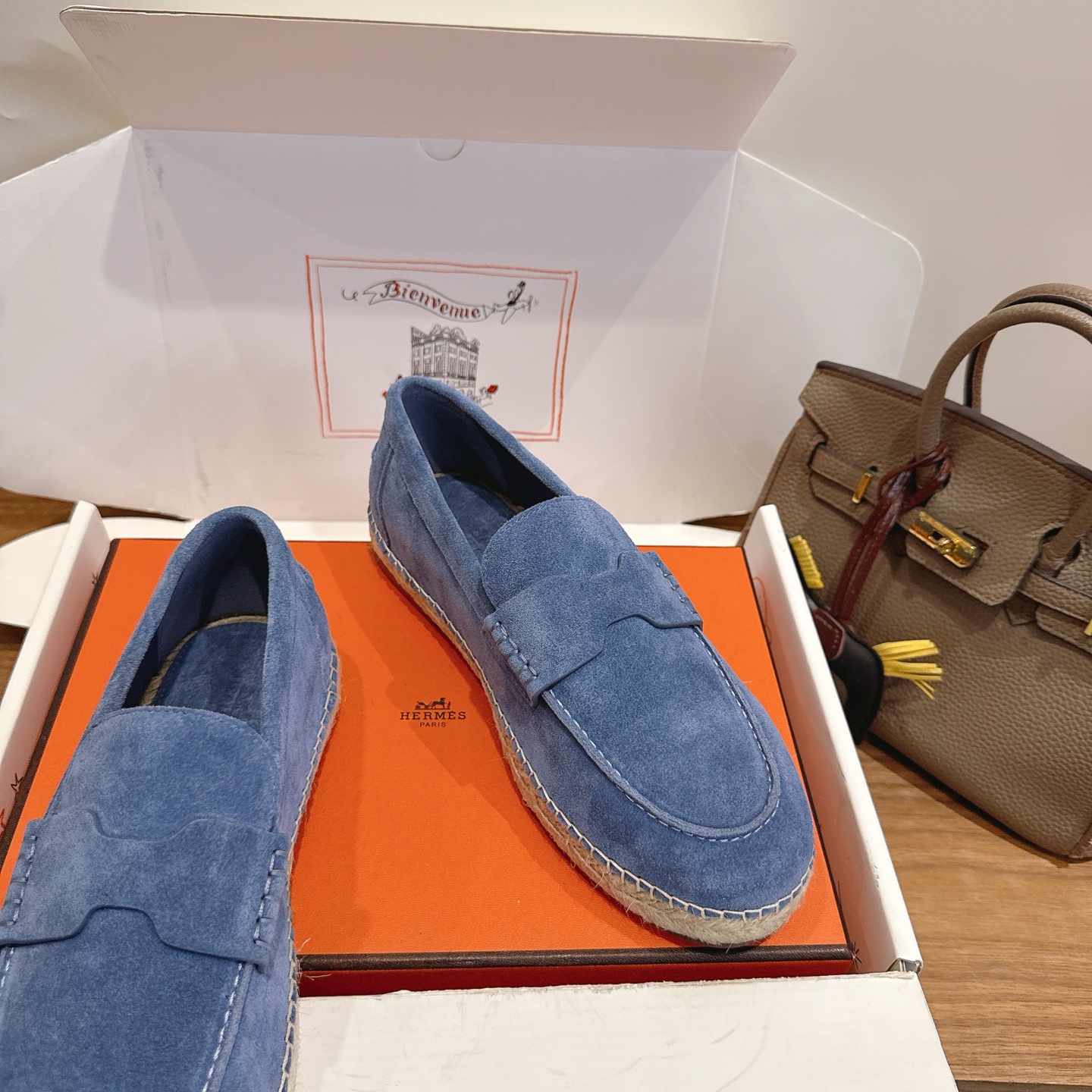 Alexander McQueen H家2026ss早春小白鞋 经楦靴型+英伦 设计，耐看 倒模楦型， 1:1形体，进口高端面料呈现出 质感