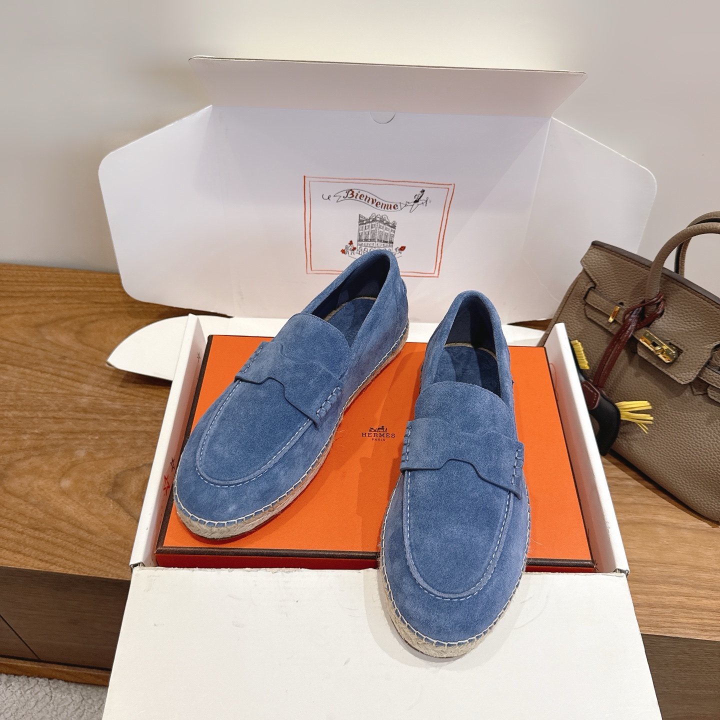 Alexander McQueen H家2026ss早春小白鞋 经楦靴型+英伦 设计，耐看 倒模楦型， 1:1形体，进口高端面料呈现出 质感