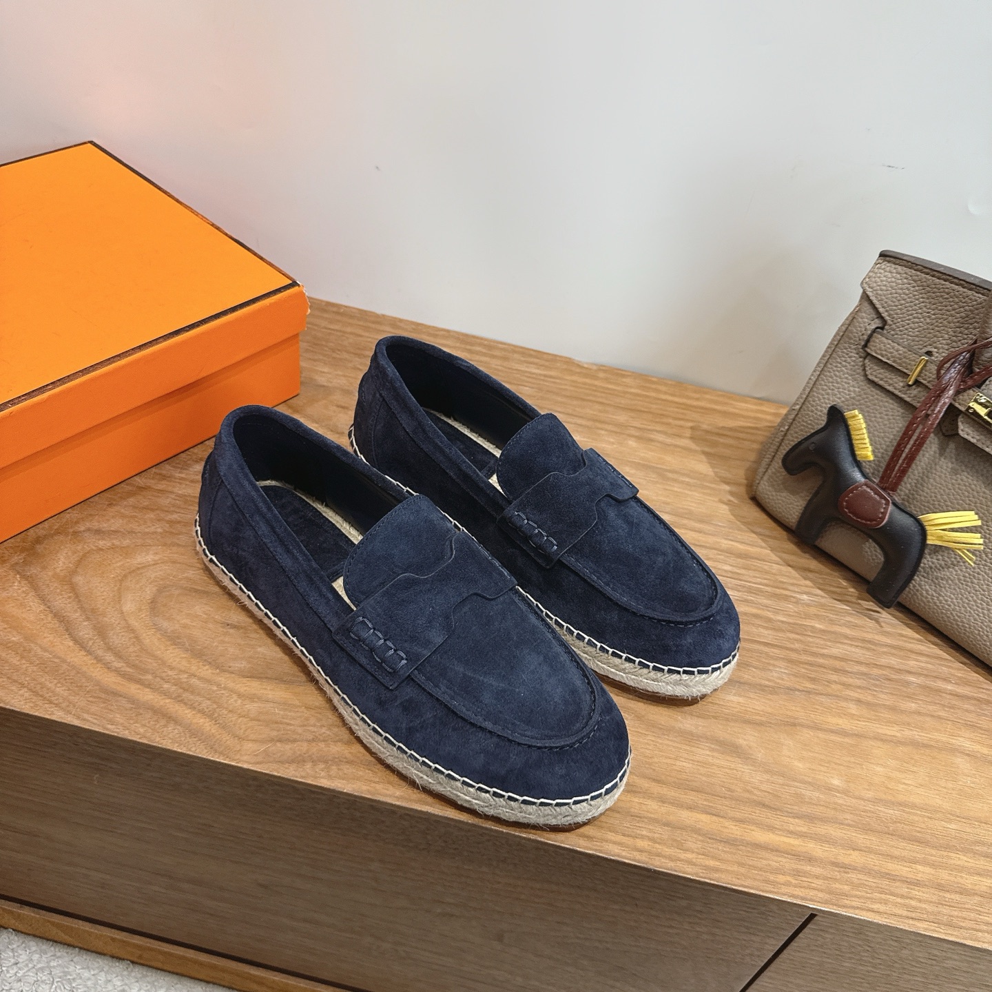 Alexander McQueen H家2026ss早春小白鞋 经楦靴型+英伦 设计，耐看 倒模楦型， 1:1形体，进口高端面料呈现出 质感