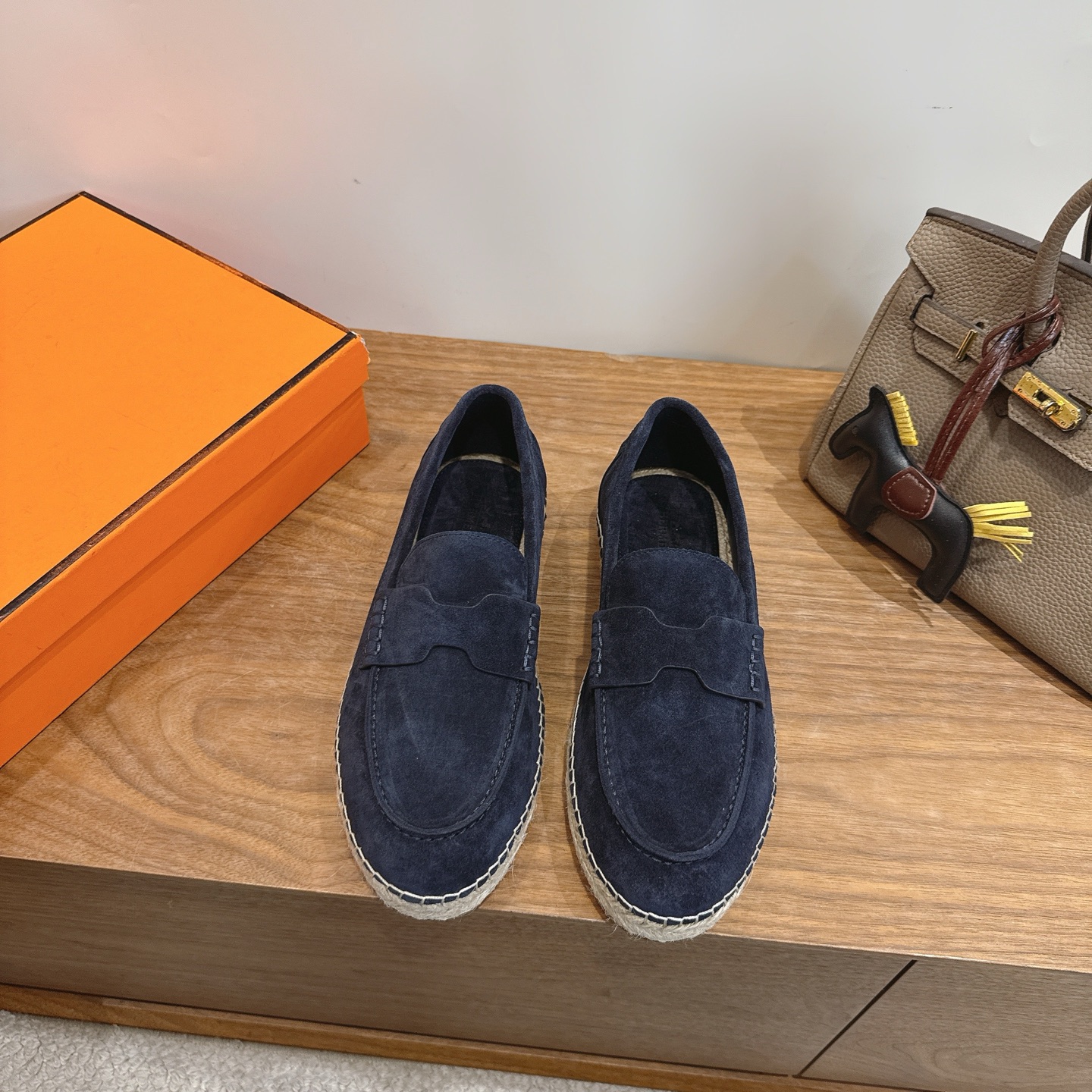 Alexander McQueen H家2026ss早春小白鞋 经楦靴型+英伦 设计，耐看 倒模楦型， 1:1形体，进口高端面料呈现出 质感