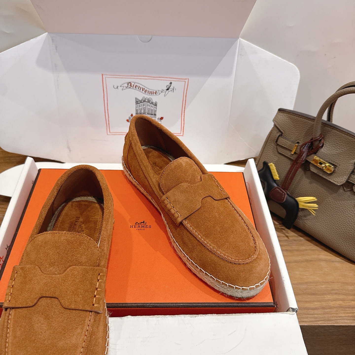 Alexander McQueen H家2026ss早春小白鞋 经楦靴型+英伦 设计，耐看 倒模楦型， 1:1形体，进口高端面料呈现出 质感