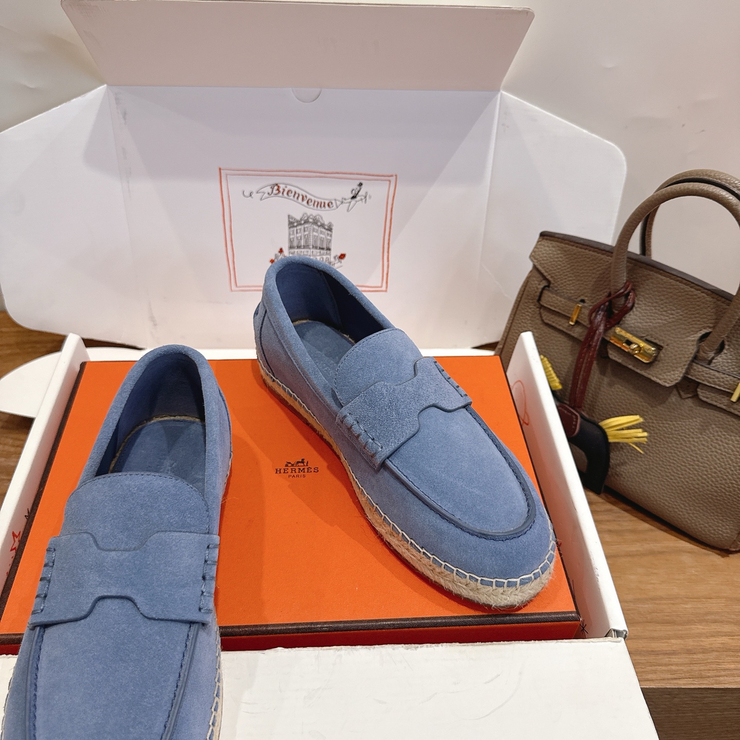 Alexander McQueen H家2026ss早春小白鞋 经楦靴型+英伦 设计，耐看 倒模楦型， 1:1形体，进口高端面料呈现出 质感