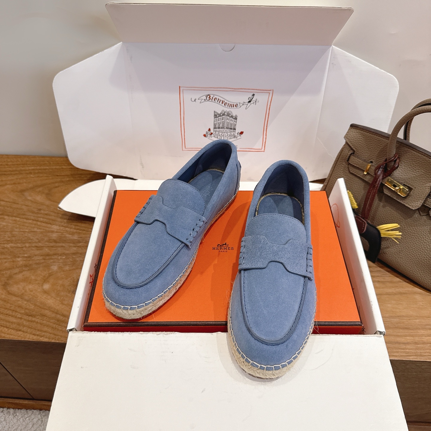 Alexander McQueen H家2026ss早春小白鞋 经楦靴型+英伦 设计，耐看 倒模楦型， 1:1形体，进口高端面料呈现出 质感