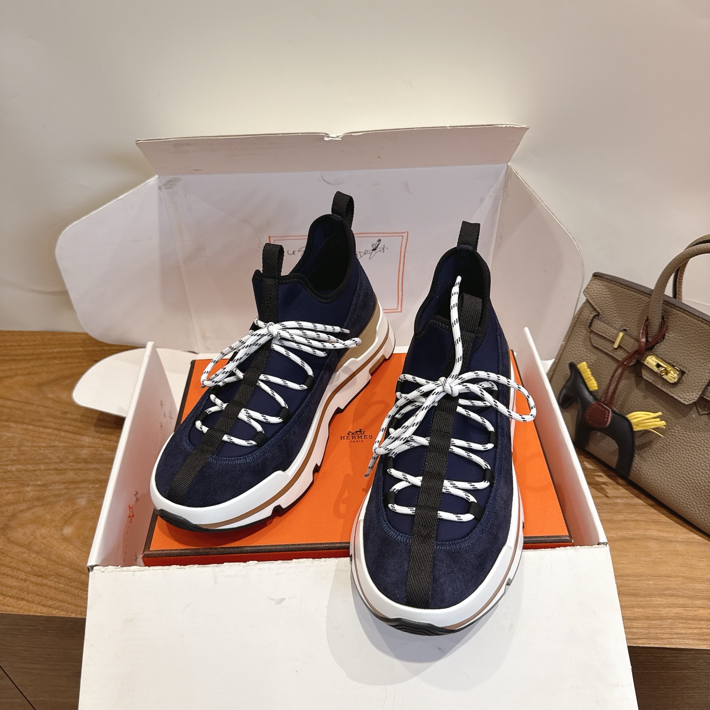 NO:816918,Batch [Guanhuo] Hermes new 26ss product!  Classic version + British color matching design, imported calfskin, classic and durable!  Original reverse mold last, ultimate 1:1 shape, imported high-end cowhide showing exquisite texture!  Open the mold to customize the A-level high-density private mold outsole with luxurious packaging!  - Unique quality, 39-44 can be customized at 45.46, casual shoes/sports shoes, hermes, sneakers, cowhide19860909批【莞货】Hermes家26ss新品！经典版型+英伦拼色设计,进口小牛皮,经典耐看！原版倒模楦型,极致1:1形体,进口高端牛皮呈现出精致质感！ 开模定制A级高密私模大底,奢华包装！ -无二品质,39-44可定45.46,休闲鞋/运动鞋,hermes,sneakers,cowhide,Women's Shoes