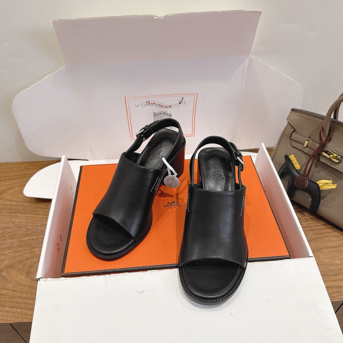 NO:816907,Hermes... Retro sandals 2026 new products + popular series, genuine leather outsole, exclusive molding, imported cowhide, color matching in spring and summer, a single product with good looks and comfort!  Channel supply: women's size 35-39, can be customized to 40 41 42, sandals, hermes, sandals, cowhide, Leather soles19860909Hermes... 复古凉鞋 2026新品+爆款系列 真皮大底,独家开模,进口牛皮 春夏拼色兼具颜值舒适度的单品！ 渠道货源 女码35-39 可订做40 41 42,凉鞋,hermes,sandals,cowhide,Leather soles,Women's Shoes