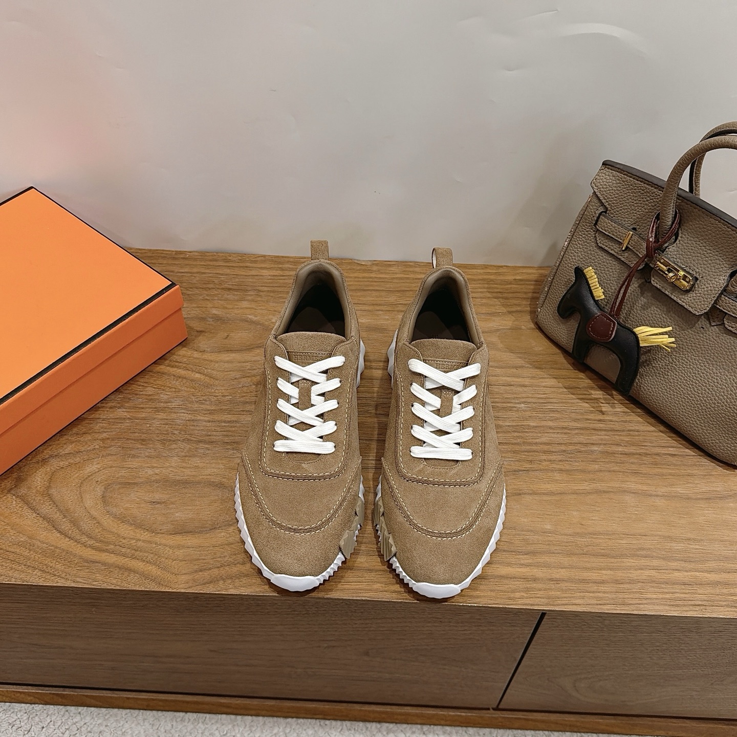 NO:875433,herme…sss26new arrival~ The most popular couple’s model at the counter, the first choice for H family’s distribution!  It is a classic Hermès model. It comes out in many colors every season. It is definitely one of the most worth buying products. If you have ever met a god or goddess, don’t miss it!  !  It is super light and comfortable. It is not tiring after walking for a long time. It is not expensive. There is a small loop on the back to assist in wearing shoes. Top quality 35-44, can be customized 45 46 Men's 20, casual shoes/sports shoes, hermes, hermes, sneakers19860909herme…s ss26new arrival～ 专柜大热情侣款,H家配货首选鞋履！ 是爱马仕经典款 每一季都会出很多颜色 绝对是最值得买的配货之一 有遇到的男神女神!真的不要错过！！ 他超轻、超舒适 走久不累、价格不贵 后面还有个辅助穿鞋的小圈 顶级精品 35-44,可定做45 46 男款20,休闲鞋/运动鞋,hermes,hermes,sneakers,Women's Shoes