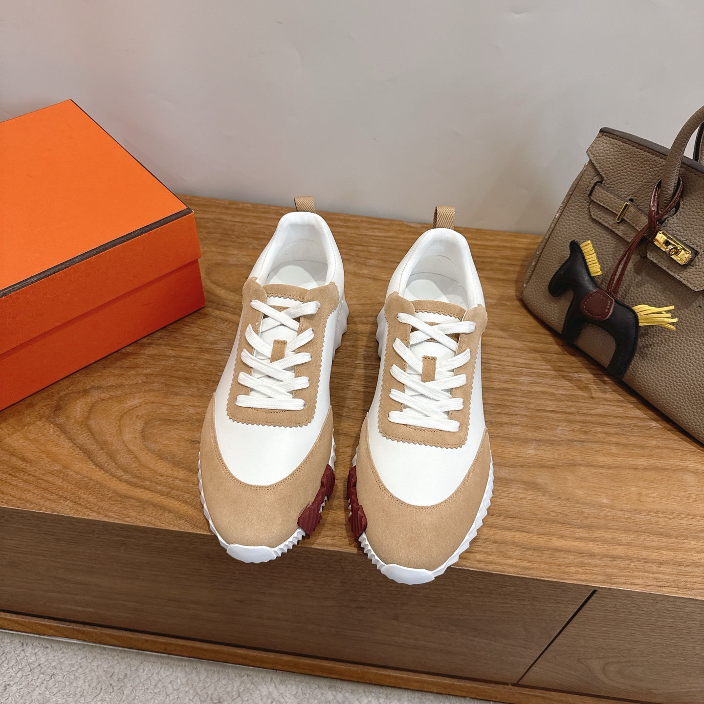NO:875447,herme…sss26new arrival~ The most popular couple’s model at the counter, the first choice for H family’s distribution!  It is a classic Hermès model. It comes out in many colors every season. It is definitely one of the most worth buying products. If you have ever met a god or goddess, don’t miss it!  !  It is super light and comfortable. It is not tiring after walking for a long time. It is not expensive. There is a small loop on the back to assist in wearing shoes. Top quality 35-44, can be customized 45 46 Men's 20, casual shoes/sports shoes, hermes, hermes, sneakers19860909herme…s ss26new arrival～ 专柜大热情侣款,H家配货首选鞋履！ 是爱马仕经典款 每一季都会出很多颜色 绝对是最值得买的配货之一 有遇到的男神女神!真的不要错过！！ 他超轻、超舒适 走久不累、价格不贵 后面还有个辅助穿鞋的小圈 顶级精品 35-44,可定做45 46 男款20,休闲鞋/运动鞋,hermes,hermes,sneakers,Women's Shoes