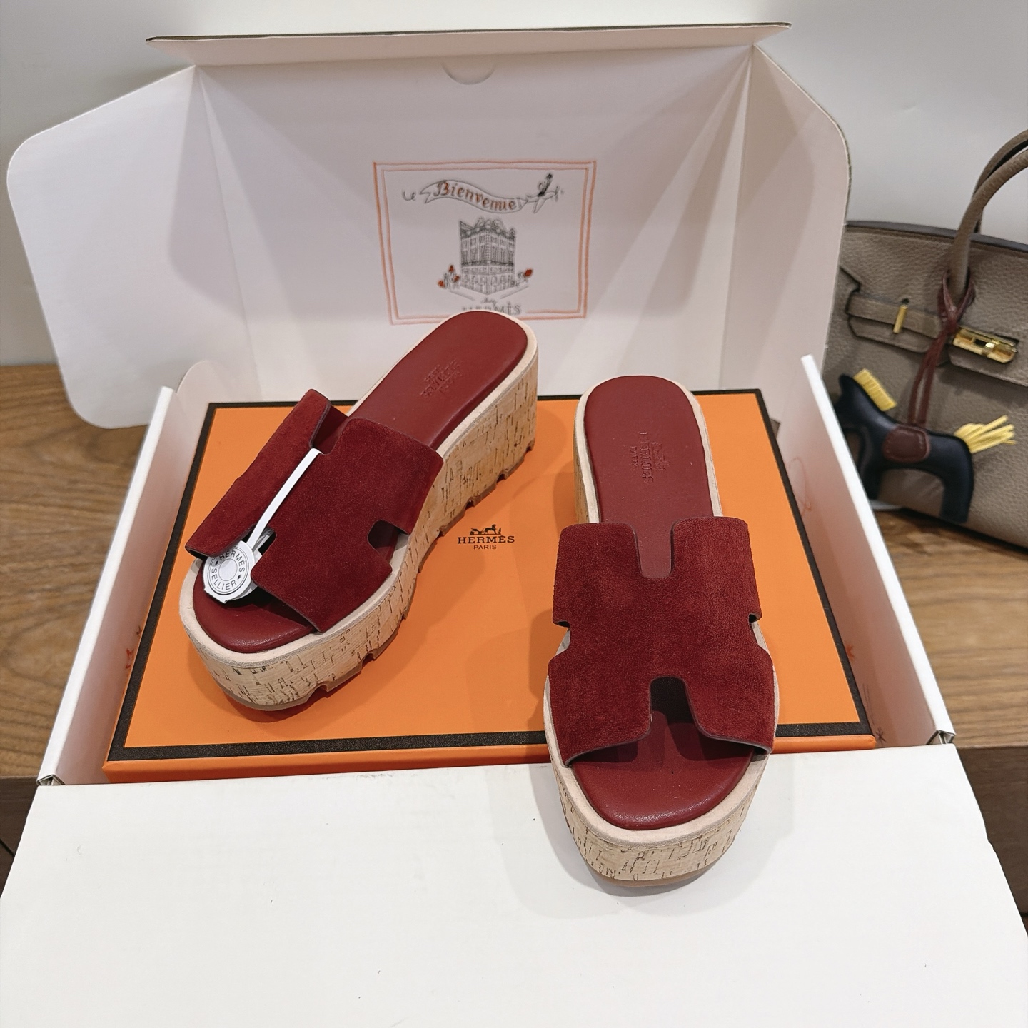 NO:882890,Hermes... a Eclair slippers 2026 new product + popular series. The sole is light and has a certain thickness to increase the length of the legs!  Breathable and comfortable technical fabric!  Spring and summer color matching items that are both beautiful and comfortable!  Channel supply, size, women’s size 35-40, slippers, hermes, slippers19860909Hermes... a Eclair拖鞋 2026新品+爆款系列 鞋底轻盈,有一定厚度增高显腿长！透体透气 舒适的科技面料！ 春夏拼色兼具颜值舒适度的单品！ 渠道货源 码数 女码35-40,拖鞋,hermes,slippers,Women's Shoes