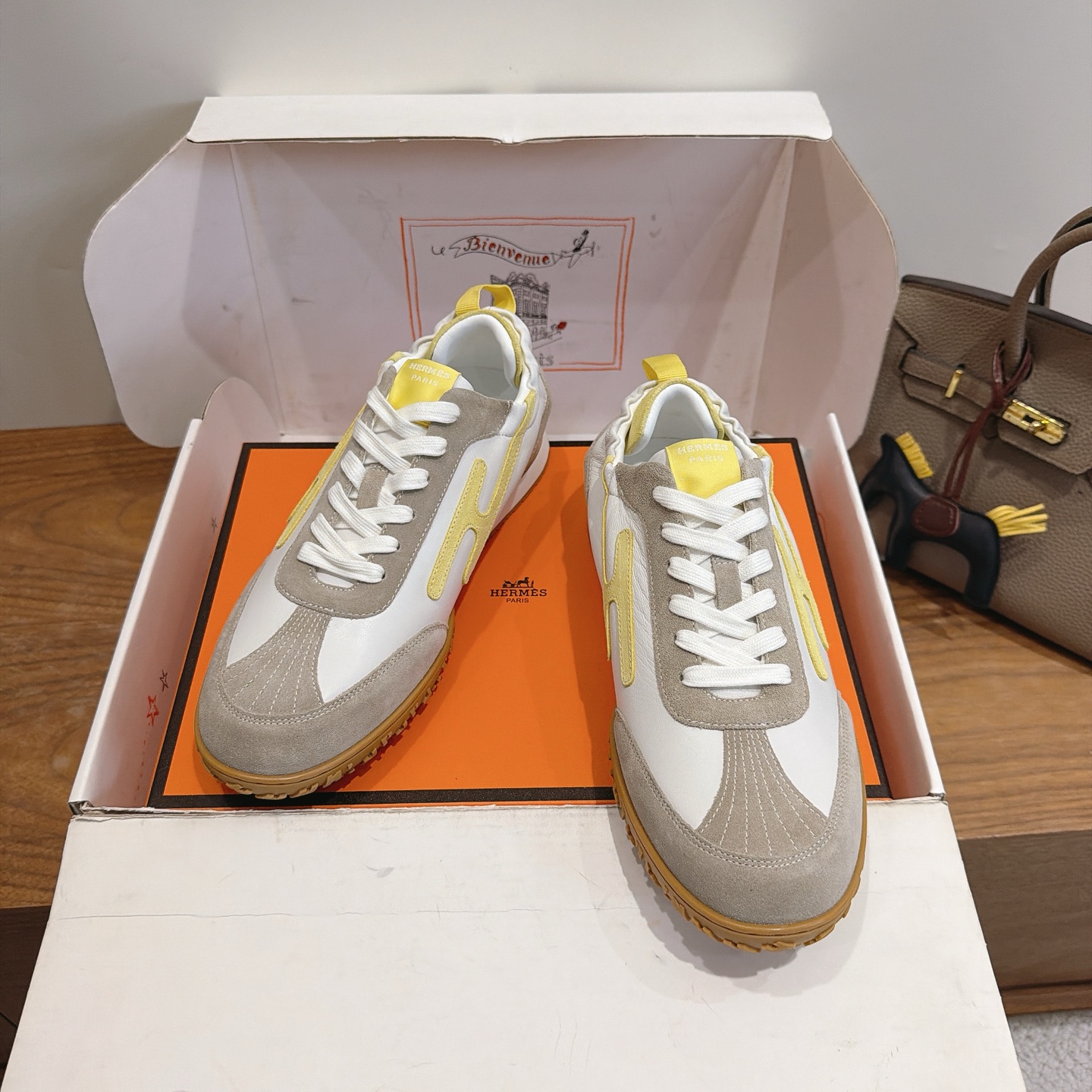 NO:900675,herme…sss26new arrival~ The most popular couple’s model at the counter, the first choice for H family’s distribution!  It is a classic Hermès model. It comes out in many colors every season. It is definitely one of the most worth buying products. If you have ever met a god or goddess, don’t miss it!  !  It is super light and comfortable. It is not tiring after walking for a long time. It is not expensive. There is a small loop on the back to assist in wearing shoes. Top quality 35-44, can be customized 45 46 Men's 20, casual shoes/sports shoes, hermes, hermes, sneakers19860909herme…s ss26new arrival～ 专柜大热情侣款,H家配货首选鞋履！ 是爱马仕经典款 每一季都会出很多颜色 绝对是最值得买的配货之一 有遇到的男神女神!真的不要错过！！ 他超轻、超舒适 走久不累、价格不贵 后面还有个辅助穿鞋的小圈 顶级精品 35-44,可定做45 46 男款20,休闲鞋/运动鞋,hermes,hermes,sneakers,Women's Shoes
