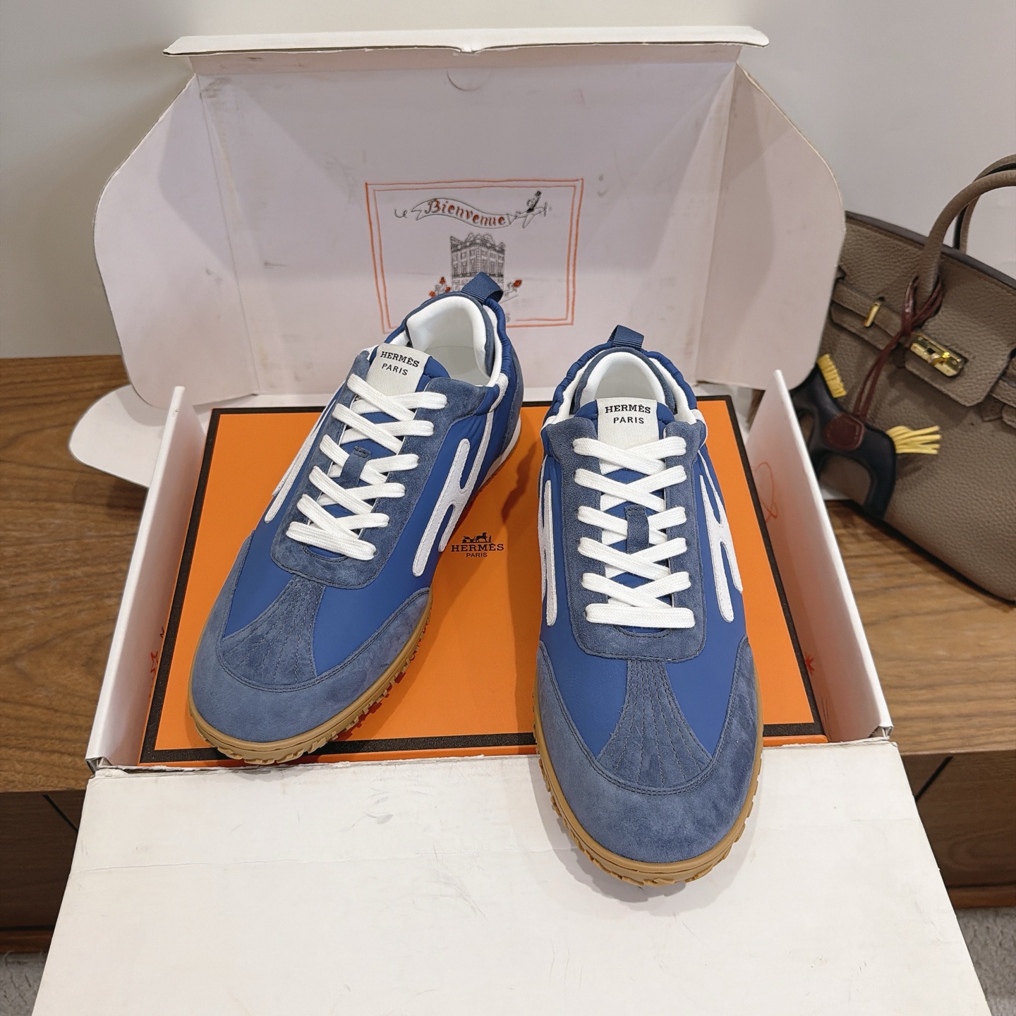 NO:906388,herme…sss26new arrival~ The most popular couple’s model at the counter, the first choice for H family’s distribution!  It is a classic Hermès model. It comes out in many colors every season. It is definitely one of the most worth buying products. If you have ever met a god or goddess, don’t miss it!  !  It is super light and comfortable. It is not tiring after walking for a long time. It is not expensive. There is a small loop on the back to assist in wearing shoes. Top quality 35-44, can be customized 45 46 Men's 20, casual shoes/sports shoes, hermes, hermes, sneakers19860909herme…s ss26new arrival～ 专柜大热情侣款,H家配货首选鞋履！ 是爱马仕经典款 每一季都会出很多颜色 绝对是最值得买的配货之一 有遇到的男神女神!真的不要错过！！ 他超轻、超舒适 走久不累、价格不贵 后面还有个辅助穿鞋的小圈 顶级精品 35-44,可定做45 46 男款20,休闲鞋/运动鞋,hermes,hermes,sneakers,Women's Shoes