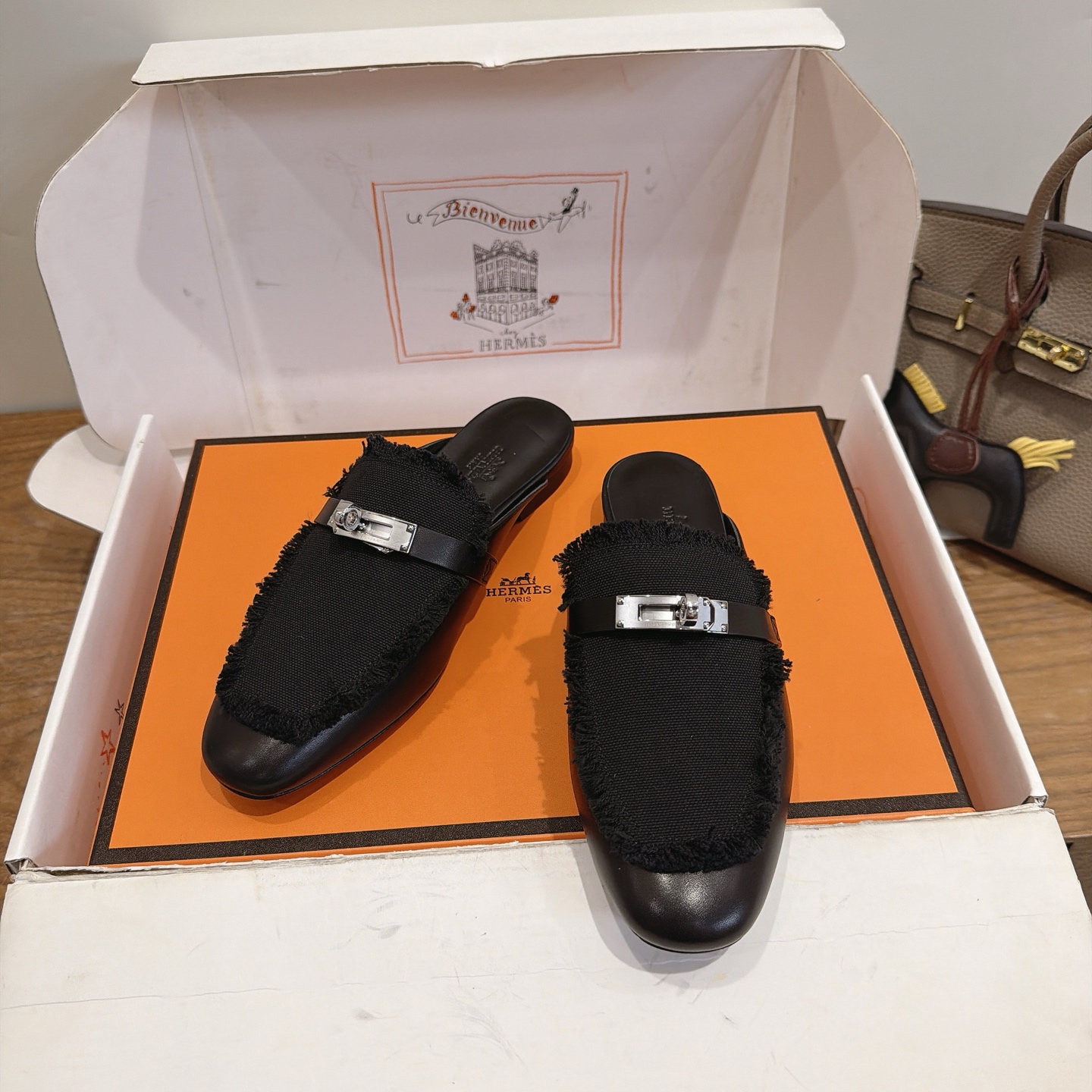 NO:925430,HERME...S classic kittyss2026 drag, classic and versatile, original materials, different color combinations, really beautiful, a must-have for rich women who raise horses!  The lining is lambskin and the soles are made of cow leather imported from Italy!  With original packaging, top quality 35-39 can be ordered at 34.40.41.42, semi-trailer, hermes, cowhide, sheepskin19860909HERME…S 经典kittyss2026拖 经典百搭,原版材料,不同颜色搭配,真的是好看极了,养马富婆必备品！ 内里小羊皮,鞋底意大利进口牛皮革！ 带原版包装 顶级精品35-39可定34.40.41.42,半拖,hermes,cowhide,sheepskin,Women's Shoes