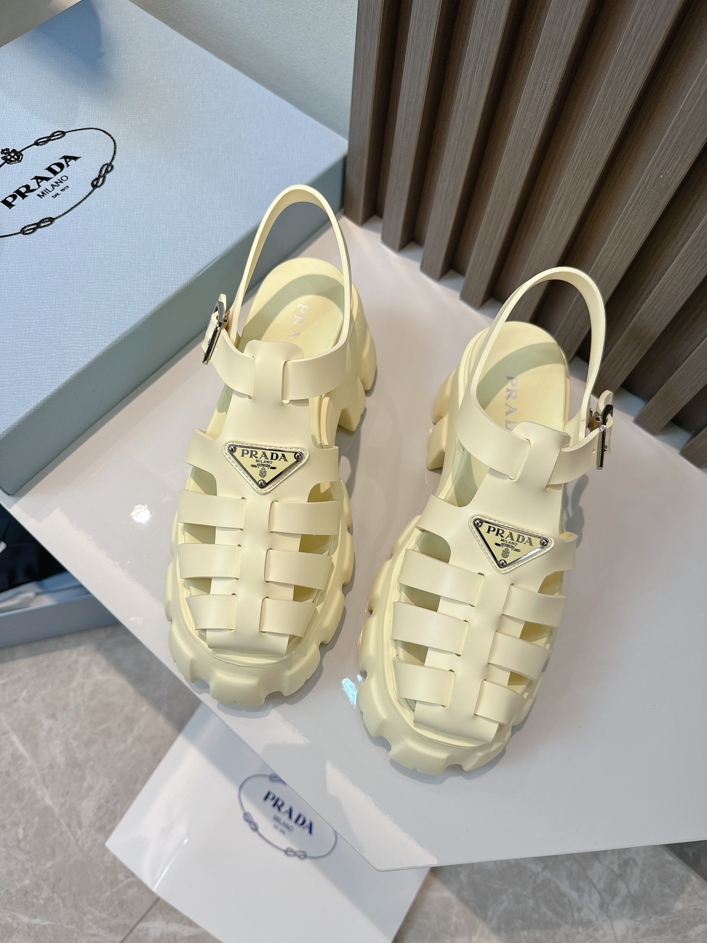 NO:237731,Prada Spring and summer new serrated Roman woven thick-soled rubber sandals Retro and fashionable avant-garde wheel teeth 55mm thick-soled sole paired with rubber upper makes the whole pair of shoes light and comfortable. Bright colors satisfy a variety of choices for fashionable people in different styles!  The iconic metal triangle logo is matched with the ancient beach sandals, and every design element is on the trendy point!  Size 35-40, sandals, prada, prada, sandals19860909Prada 普拉达 春夏新款锯齿罗马编织厚底橡胶凉鞋 复古时髦前卫的轮齿55mm 厚底鞋底搭配橡胶鞋面,让整双鞋轻便舒适 鲜艳色彩 满足不同风格时髦人士的多种选择！ 标志性金属三角标搭配古沙滩凉鞋造型,每一个设计元素都踩在时髦点上！ 码数35-40,凉鞋,prada,prada,sandals,Women's Shoes