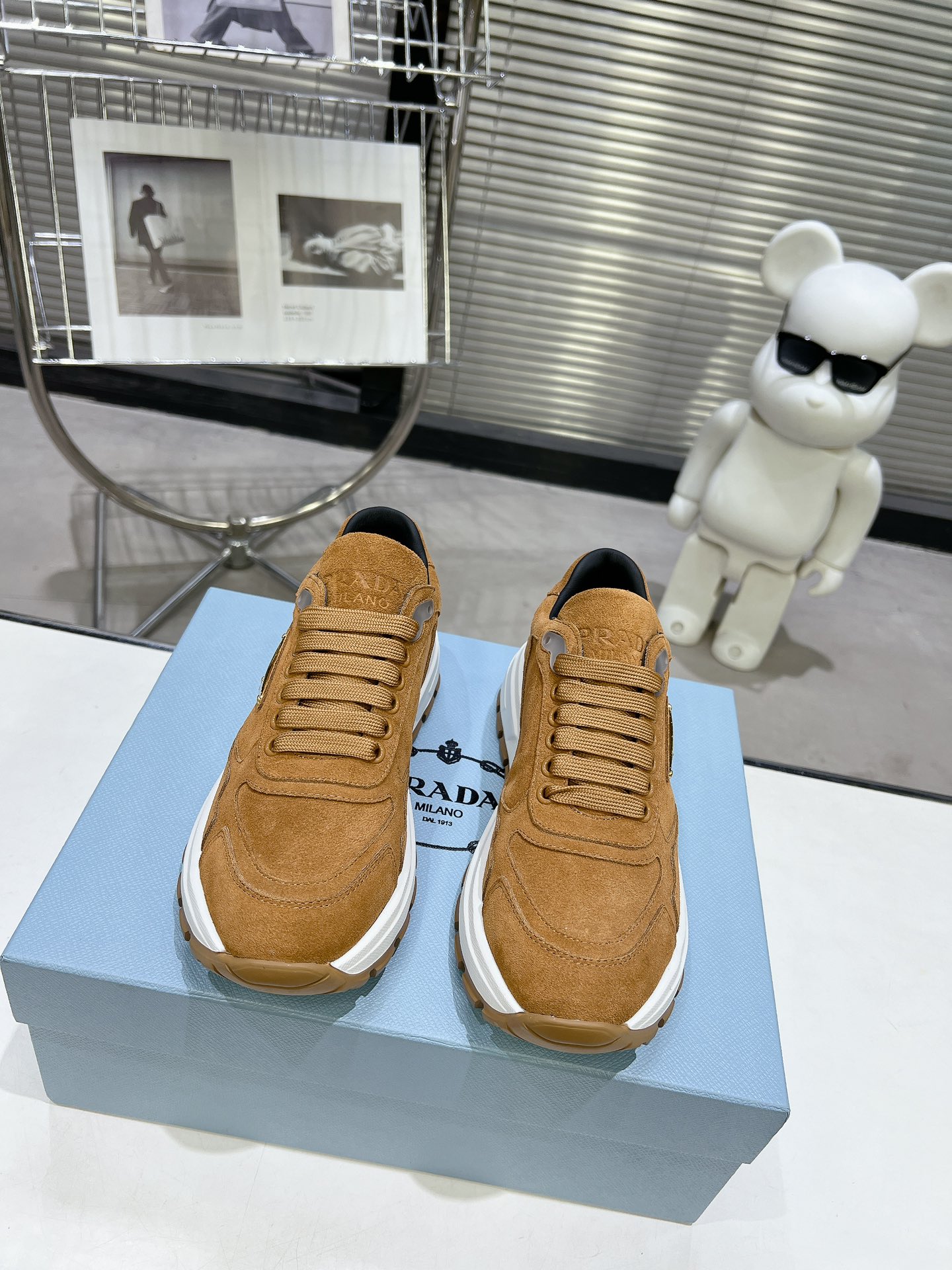 NO:164910,PRADA 4 new Prada products, strength is coming!  Many internet celebrities have the same style, fashionable and versatile nice items, Italian counter purchasing original shoes, 1 to 1 replica of the original flavor. This year's theme is not defined through simple and simplicity, from thick-soled sneakers to serrated short boots to flat shoes, and it is full of excitement... The combination of gentleness and handsomeness is the finishing touch of women. The top-level open-edge beaded cowhide with imported cowhide triangle mark is the same as the original, wear-resistant and ultra-light two-color outsole, sheepskin inner breathable and comfortable. Size: Women's 34-40Size men's 39-45 original packaging accessories., casual shoes/sports shoes, prada, prada, boots, sneakers, cowhide, sheepskin19860909PRADA 4 普拉达新品,实力来袭！众多网红同款,时髦百搭nice单品,意大利专柜代购原版鞋开发,1比1照足原味复刻.今年的主题就是不被定义 通过简单简洁体现质感从厚底运动鞋到锯齿短靴再到的平板鞋 处处都流露着必爆气势…集温柔和帅气为一身 女人的点睛之笔 顶级开边珠牛皮搭配进口牛皮三角标和原版一致,耐磨超轻双色大底 羊皮内里透气舒适 .Size: 女款34-40Size男款39-45 原版包装配件.,休闲鞋/运动鞋,prada,prada,boots,sneakers,cowhide,sheepskin,Women's Shoes