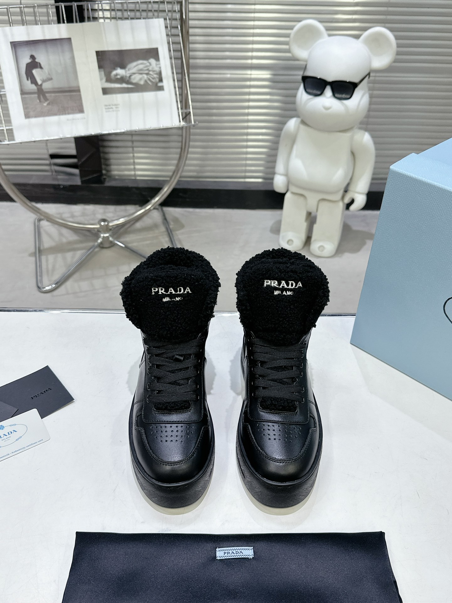 NO:562455,Prada's top version, the latest Downtown Bold series thick soles, original development platform shoes, triangle logo, casual sports shoes, fabric: original customized imported first-layer cowhide, lining: original imported wool, outsole: original molded ultra-light foam material, sole thickness: 4.5CM, size: 35-40, boots, casual shoes/sports shoes, prada, boots, sneakers, cowhide19860909普拉达顶级版 最新Downtown Bold系列厚底 原版开发 松糕鞋 三角标 休闲运动鞋 面料: 原版定制进口头层牛皮 内里: 原版进口羊毛 大底: 原版开模超轻发泡材质 底厚: 4.5CM Size: 35-40,靴子休闲鞋/运动鞋,prada,boots,sneakers,cowhide,Women's Shoes