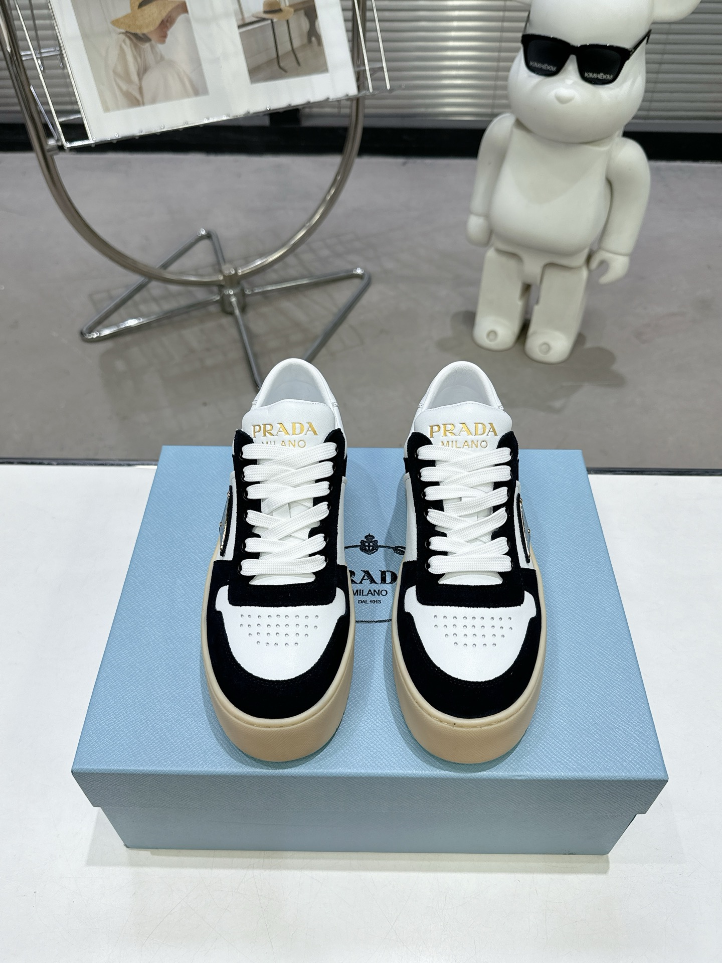 NO:164918,Prada's latest Downtown Bold series Thick sole, sponge shoes, triangle logo, casual sports shoes, white shoes, original purchase and development, making Downtown Bold sports shoes draw inspiration from basketball shoes from the 1980s, with a sports style design and exquisite details. It is made of perforated leather, and the unique thick sole presents a unique and modern style. The Prada logo is interpreted through different angles, decorated with the iconic enameled triangle metal logo, showing a unique classic style. The delivery counter is exquisitely packaged Fabric: Original custom imported top layer cowhide Inner: Original imported sheepskin Outsole: Original mold-opening ultra-light foaming material Sole thickness: 4.5CM Size:  Women's 35-40, casual shoes/sports shoes, prada, prada, sneakers, cowhide, sheepskin19860909Prada普拉达 最新Downtown Bold系列 厚底  松糕鞋 三角标 休闲运动鞋 小白鞋 原版购入开发 做货 Downtown Bold运动鞋从1980年代的篮球鞋汲取灵感,运动风设计搭配精致细节.采用穿孔皮革打造,个性的厚底呈现别具一格的现代风格.通过不同角度演绎Prada徽标,饰有标志性的涂珐琅三角形金属徽标,彰显别具一格的经典格调 配送专柜精美包装 面料: 原版定制进口头层牛皮 内里: 原版进口羊皮 大底: 原版开模超轻发泡材质 底厚: 4.5CM Size: 女款35-40,休闲鞋/运动鞋,prada,prada,sneakers,cowhide,sheepskin,Women's Shoes