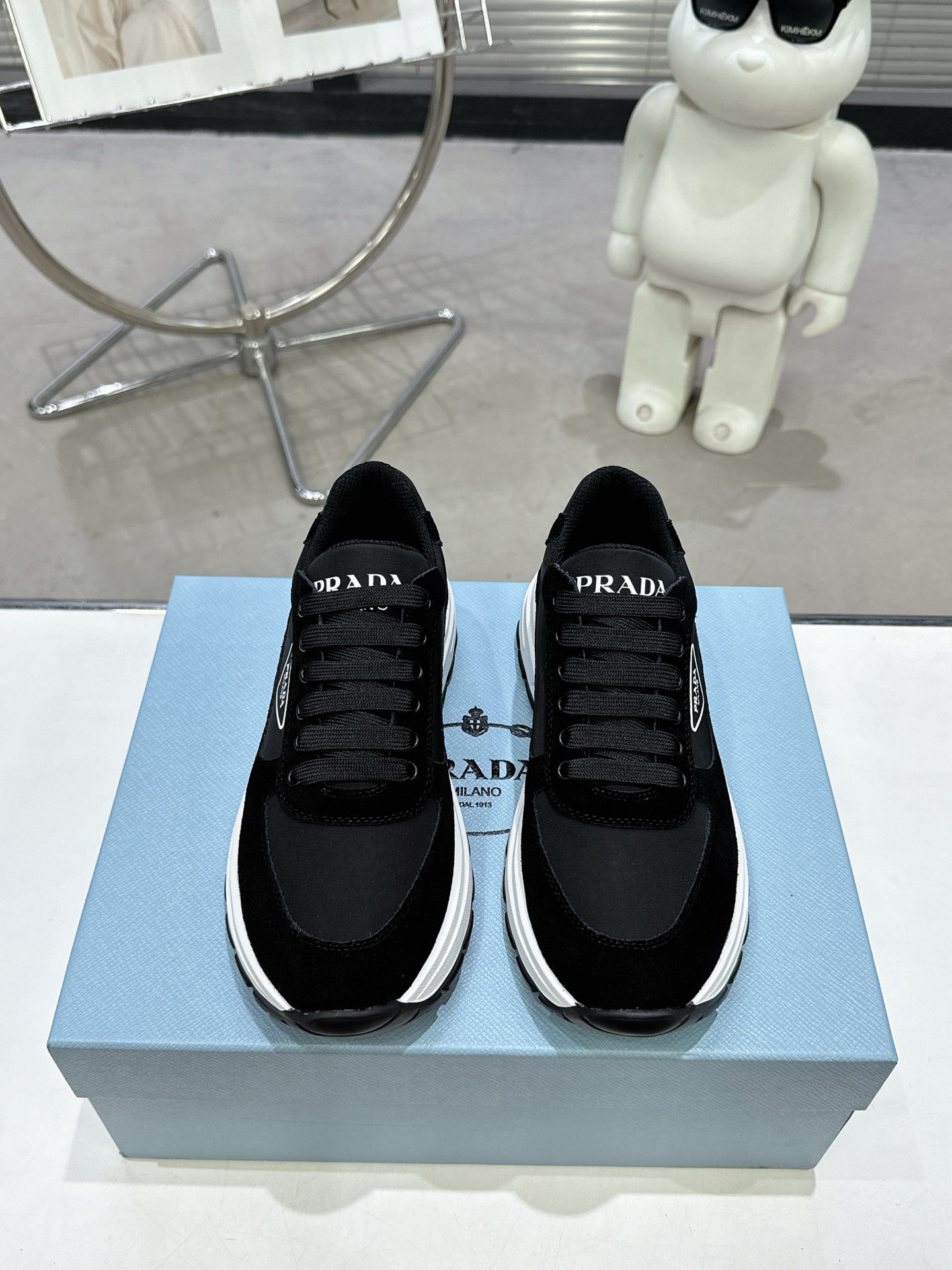 NO:164909,PRADA 5 new product, strength is coming!  Many internet celebrities have the same style, fashionable and versatile nice items, Italian counter purchasing original shoes, 1 to 1 replica of the original flavor. This year's theme is not defined through simple and simplicity, from thick-soled sneakers to serrated short boots to flat shoes, and it is full of excitement... The combination of gentleness and handsomeness is the finishing touch of women. The top-level open-edge beaded cowhide with imported cowhide triangle mark is the same as the original, wear-resistant and ultra-light two-color outsole, sheepskin inner breathable and comfortable. Size: Women's 35-40Size men's 39-45 original packaging accessories., casual shoes/sports shoes, prada, prada, boots, sneakers, cowhide, sheepskin19860909PRADA 5普拉达新品,实力来袭！众多网红同款,时髦百搭nice单品,意大利专柜代购原版鞋开发,1比1照足原味复刻.今年的主题就是不被定义 通过简单简洁体现质感从厚底运动鞋到锯齿短靴再到的平板鞋 处处都流露着必爆气势…集温柔和帅气为一身 女人的点睛之笔 顶级开边珠牛皮搭配进口牛皮三角标和原版一致,耐磨超轻双色大底 羊皮内里透气舒适 .Size: 女款35-40Size男款39-45 原版包装配件.,休闲鞋/运动鞋,prada,prada,boots,sneakers,cowhide,sheepskin,Women's Shoes