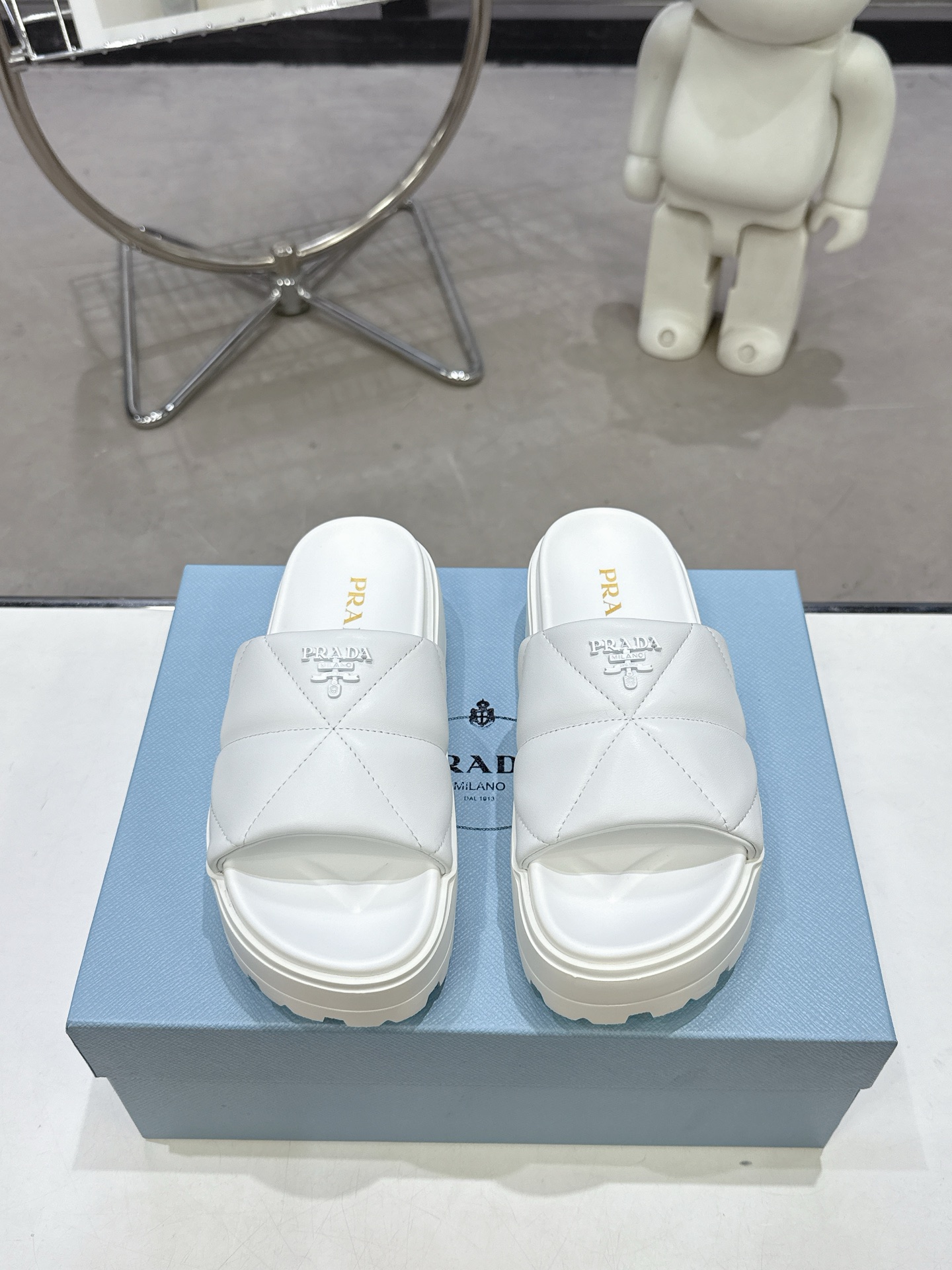 NO:252251,PRADA Prada 2025vs spring and summer sandal series... Original 1:1 customization, the most fashionable and popular retro British style this year, simple and atmospheric, all look good, the thick sole of the sponge cake makes it slim and height, very comfortable, fashionable and versatile... Many internet celebrities put on their feet, this sponge cake round-toe thick sole shoes are very popular this year, and they don't make mistakes when worn (increasing height). Fabric: Custom imported calfskin Inner: Custom imported sheepskin Outsole: Original model opening ultra-light sole Sole Thickness: 5.5cm Size: 35-40 Packaging: Original full set of packaging Color: Simultaneous update of official website, slippers, prada, prada, sandals, slippers, sheepskin19860909出 PRADA普拉达2025vs春夏爆款凉鞋系列…… 原版1:1定制,今年最潮最流行复古英伦风,简约大气,款款都好看,松糕厚底显瘦增高,非常舒适,时尚百搭…… 众多网红上脚,这款松糕圆头厚底鞋今年非常爆,穿上（增高）休闲两不失误 面料:定制进口小牛皮 内里:定制进口羊皮 大底:原版开模超轻大底 底厚:5.5cm 码数:35-40 包装:原版全套包装 颜色:官网同步更新,拖鞋,prada,prada,sandals,slippers,sheepskin,Women's Shoes