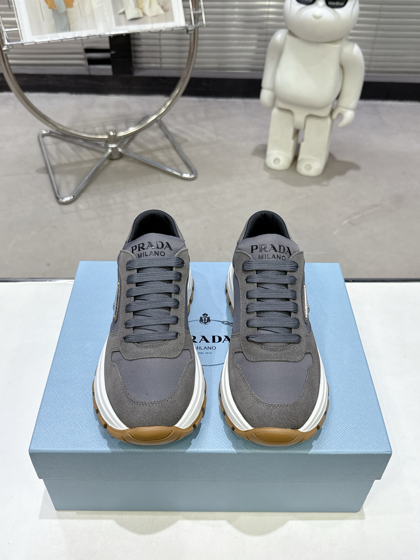 NO:240371,PRADA 5 new products are released, and its strength is coming!  Many internet celebrities have the same style, fashionable and versatile nice items, Italian counter purchasing original shoes, 1 to 1 replica of the original flavor. This year's theme is not defined through simple and simplicity, from thick-soled sneakers to serrated short boots to flat shoes, showing the momentum everywhere... The combination of gentleness and handsomeness is the finishing touch of women, wear-resistant ultra-light two-color outsole Size: Women's 35-40Size men's 39-45 original packaging accessories., casual shoes/sports shoes, prada, prada, boots, sneakers19860909出 PRADA 5 普拉达新品,实力来袭！众多网红同款,时髦百搭nice单品,意大利专柜代购原版鞋开发,1比1照足原味复刻.今年的主题就是不被定义 通过简单简洁体现质感从厚底运动鞋到锯齿短靴再到的平板鞋 处处都流露着必爆气势…集温柔和帅气为一身 女人的点睛之笔 耐磨超轻双色大底 Size: 女款35-40Size男款39-45 原版包装配件.,休闲鞋/运动鞋,prada,prada,boots,sneakers,Women's Shoes