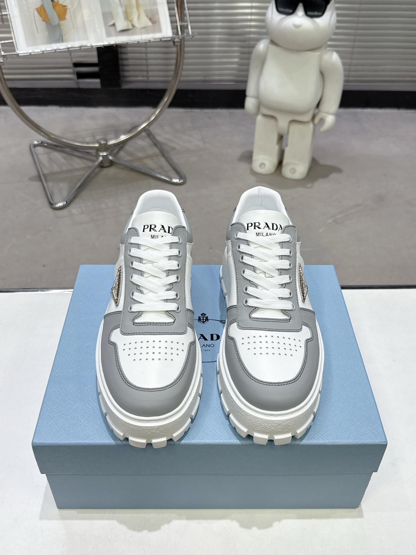 NO:240367,New PRADA 5 Prada products are released, and their strength is coming!  Many internet celebrities have the same style, fashionable and versatile nice items, Italian counter purchasing original shoes, 1 to 1 replica of the original flavor. This year's theme is not defined, reflecting the texture through simplicity and simplicity, and it reveals the momentum of a must-explore... The combination of gentleness and handsomeness is the finishing touch of women, wear-resistant ultra-light two-color outsole, breathable and comfortable inside sheepskin. Size: Women's 35-40Size men's 39-45 original packaging accessories., casual shoes/sports shoes, prada, prada, sneakers, sheepskin19860909出 PRADA 5普拉达新品,实力来袭！众多网红同款,时髦百搭nice单品,意大利专柜代购原版鞋开发,1比1照足原味复刻.今年的主题就是不被定义 通过简单简洁体现质感处处都流露着必爆气势…集温柔和帅气为一身 女人的点睛之笔 耐磨超轻双色大底 羊皮内里透气舒适 .Size: 女款35-40Size男款39-45 原版包装配件.,休闲鞋/运动鞋,prada,prada,sneakers,sheepskin,Women's Shoes