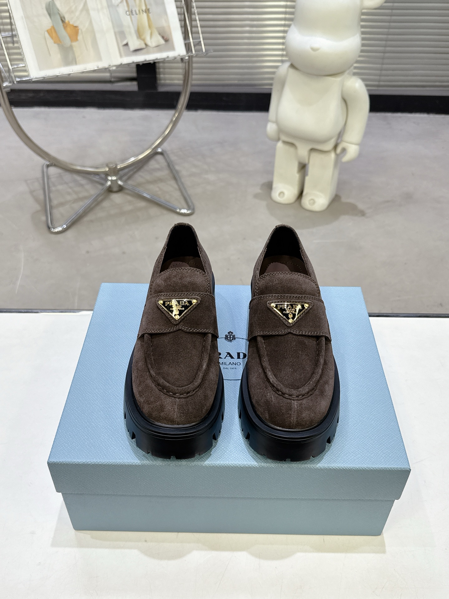 NO:578250,Mary Jane Shoes Triangle Buckle Loafers The geometric design and bold silhouette of the iconic Monolith shoe give this Mary Jane shoe a new style!  Retro, fashionable and avant-garde gear-toothed thick-soled soles paired with cowhide uppers make the entire pair of shoes lightweight and comfortable. The bright colors provide a variety of choices for fashionable people with different styles!  Fabric: Imported high mercerized nubuck leather/Imported calfskin Lining: Imported cowhide Feet: Imported cowhide Outsole: Original open-mold rubber foam IP ultra-light outsole Sole thickness: 6cm Women's size: 35-4041 - Customized (non-returnable) Color Brown, brown, black cowhide, brown cowhide, loafers, loafers, mary jane, cowhide19860909玛丽珍鞋 三角扣乐福鞋 标志性Monolith鞋履的几何设计和大胆廓形为此款玛丽珍鞋赋予全新风格！复古时髦前卫的轮齿厚底鞋底搭配牛皮鞋面让整双鞋轻便舒适 鲜艳色彩 满足不同风格时髦人士的多种选择！ 面料:进口高丝光磨砂皮/进口小牛皮 内里: 进口牛皮 垫脚: 进口牛皮 大底: 原版开模橡胶发泡IP超轻大底 底厚: 6cm 女码: 35-4041-定制不退换） 颜色咖啡色、棕色、黑色牛皮、棕色牛皮,乐福鞋,loafers,mary jane,cowhide,Women's Shoes