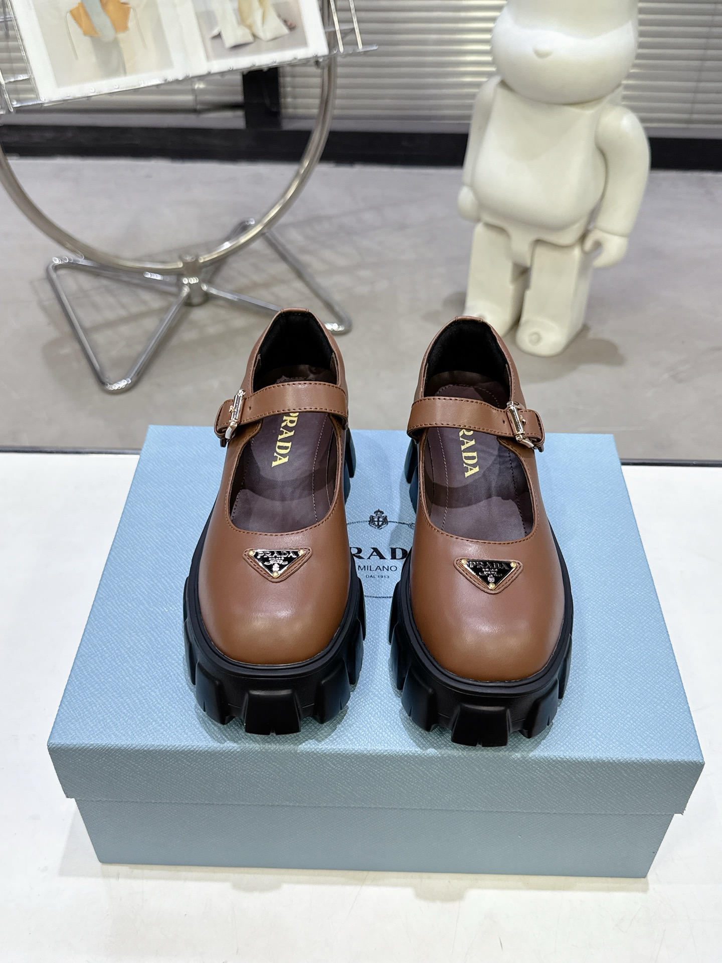 NO:578221,25ss PRADA’s new thick-soled Ma Lizhen shoes** are coming in autumn and winter!  The upper foot is instantly elongated, and the 5.5cm heel height is comfortable and slimming. **Small people can also wear supermodel legs**!   **Imported fabrics** + **Sheepskin lining**, + Rubber IP ultra-light foam outsole, full of high-end texture **Non-slip foam outsole**, as stable as Mount Tai, you won’t feel tired even if you run around for a day** 1:1 top replica**, zero difference in details, **can be easily held on important occasions** **** Paired with coat + jeans = lazy and high-end sense Paired with a small fragrant suit = ladylike and noble style Paired with a short skirt + bare legs artifact =  Turn into leg essence in seconds; 35-40,Mary Jane,prada,mary jane,skirts,jeans,sheepskin1986090925ss PRADA新款厚底马丽珍鞋** 秋冬爆款来袭！上脚瞬间拉长比例,5.5cm跟高舒适显瘦,**小个子也能穿出超模腿**！  **进口面料** + **内里羊皮**,+ 橡胶IP超轻发泡大底 高级质感拉满 **防滑发泡底**,稳如泰山,暴走一天也不累**1:1顶级复刻**,细节零差距,**重要场合也能轻松hold住** **** 搭配大衣+牛仔裤 = 慵懒高级感 配小香风套装 = 名媛贵气风 搭短裙+光腿神器 = 秒变腿精；35-40,玛丽珍,prada,mary jane,skirts,jeans,sheepskin,Women's Shoes