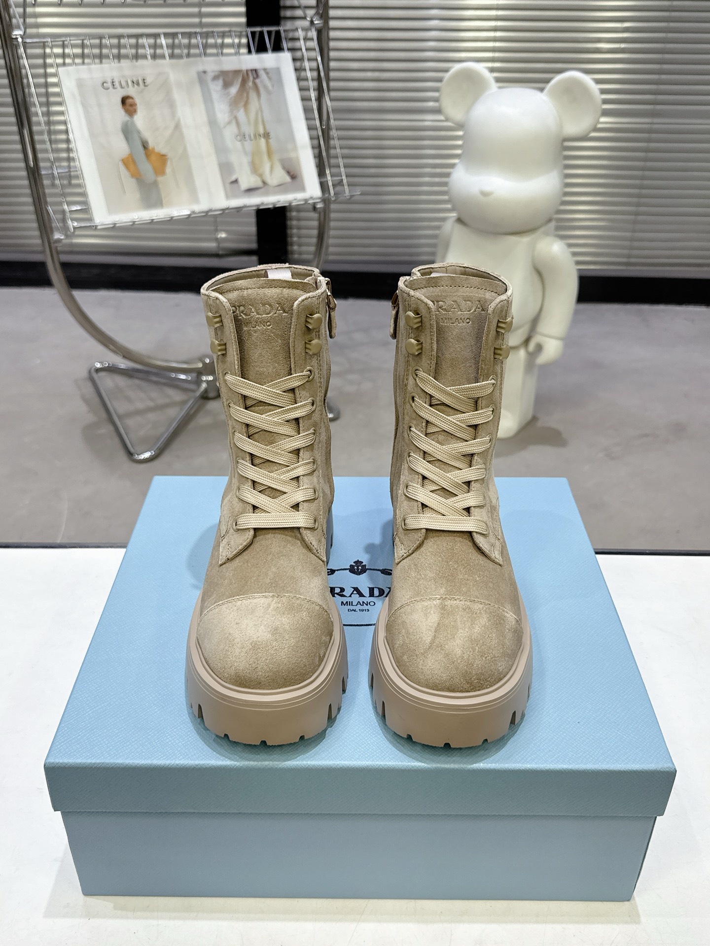 NO:576976,Leather short boots PRADA Prada's classic triangle logo slip-on women's boots. Short boots are a series that cannot be bought in winter. They are definitely this year's big hit!  !  So good looking!  Prada boots are really amazing!  The upper foot is large and the legs are slim, which is just right. The whole series uses a variety of imported materials, imported high-mercerized cowhide, cowhide, and silk cowhide lining. The outsole is made of rubber foam, which is light and comfortable!  Size35-40 (41 is custom-made and cannot be returned or exchanged), boots, prada, prada, boots, cowhide19860909短靴皮面款 PRADA 普拉达经典三角标一脚蹬王炸女靴 短靴 冬天买不到的系列,绝对是今年的大爆款！！贼好看！Prada靴子真的很哇塞！上脚大气显腿瘦气质这块刚好拿捏 全系列采用多种进口材料进口高丝光牛皮,牛皮 ,内里丝绸牛皮里 大底橡胶发泡底,轻便舒适！ Size35-40（41 订做不退换）,靴子,prada,prada,boots,cowhide,Women's Shoes