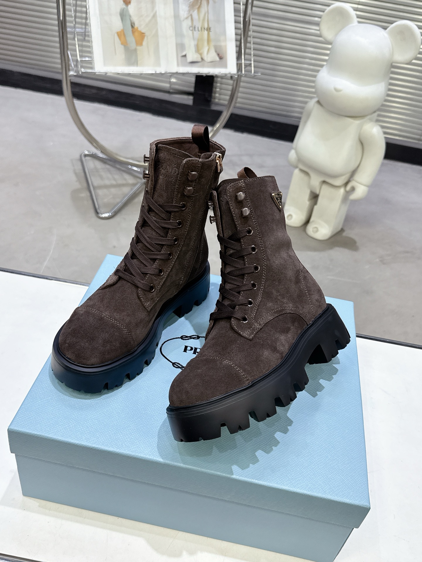 NO:489615,The short boots leather model PRADA classic triangle logo with one foot is the series that can’t be bought in winter is definitely the biggest hit this year!  !  Very beautiful!  Prada boots are really wow!  The whole series uses a variety of imported materials to make your legs look thin and elegant. The whole series uses a variety of imported materials and imported high mercerized cowhide, cowhide, silk cowhide, and large bottom rubber foam bottom, light and comfortable!  Size35-40 (41 custom made no return or exchange), boots, prada, prada, boots, cowhide19860909出 短靴皮面款 PRADA 普拉达经典三角标一脚蹬王炸女靴 短靴 冬天买不到的系列,绝对是今年的大爆款！！贼好看！Prada靴子真的很哇塞！上脚大气显腿瘦气质这块刚好拿捏 全系列采用多种进口材料进口高丝光牛皮,牛皮 ,内里丝绸牛皮里 大底橡胶发泡底,轻便舒适！ Size35-40（41 订做不退换）,靴子,prada,prada,boots,cowhide,Women's Shoes