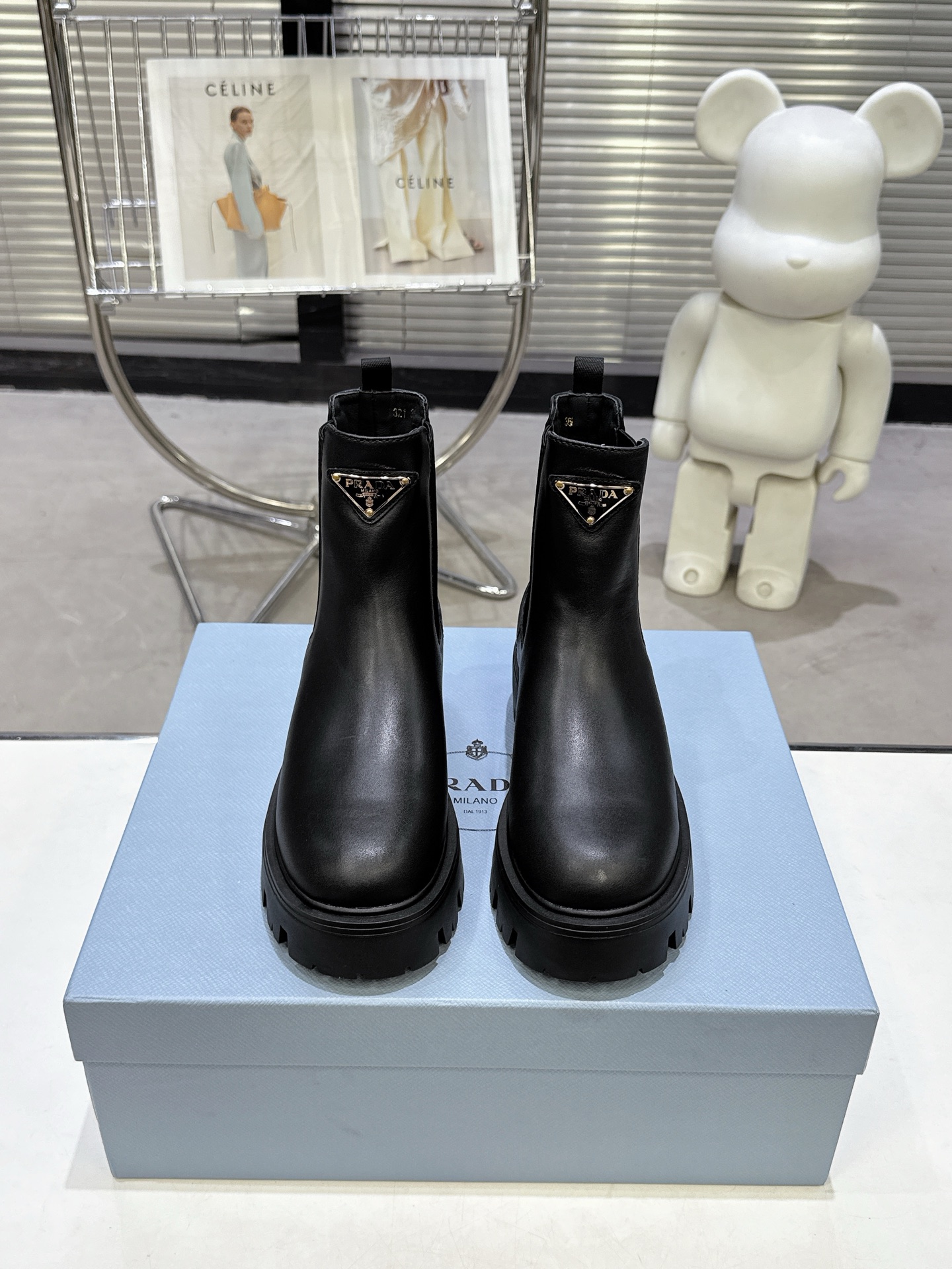 NO:561203,Out of 2025 'PRADA/Prada', the top version, developed one to one from the original board, the upper foot is perfect, showing slim legs and a strong temperament. The fabric is imported open edge beads/calf leather. The lining is super soft calf lining. Outsole: Rubber IP ultra-light foamed outsole. Size 35--40, boots, prada, prada, boots, cowhide19860909出 2025“PRADA/普拉达”,顶级版本,原板一比一开发,上脚非常完美显腿瘦气质杠杠的 面料进口开边珠/小牛皮 内里超软牛里 大底:橡胶IP超轻发泡成行大底 码数35--40,靴子,prada,prada,boots,cowhide,Women's Shoes