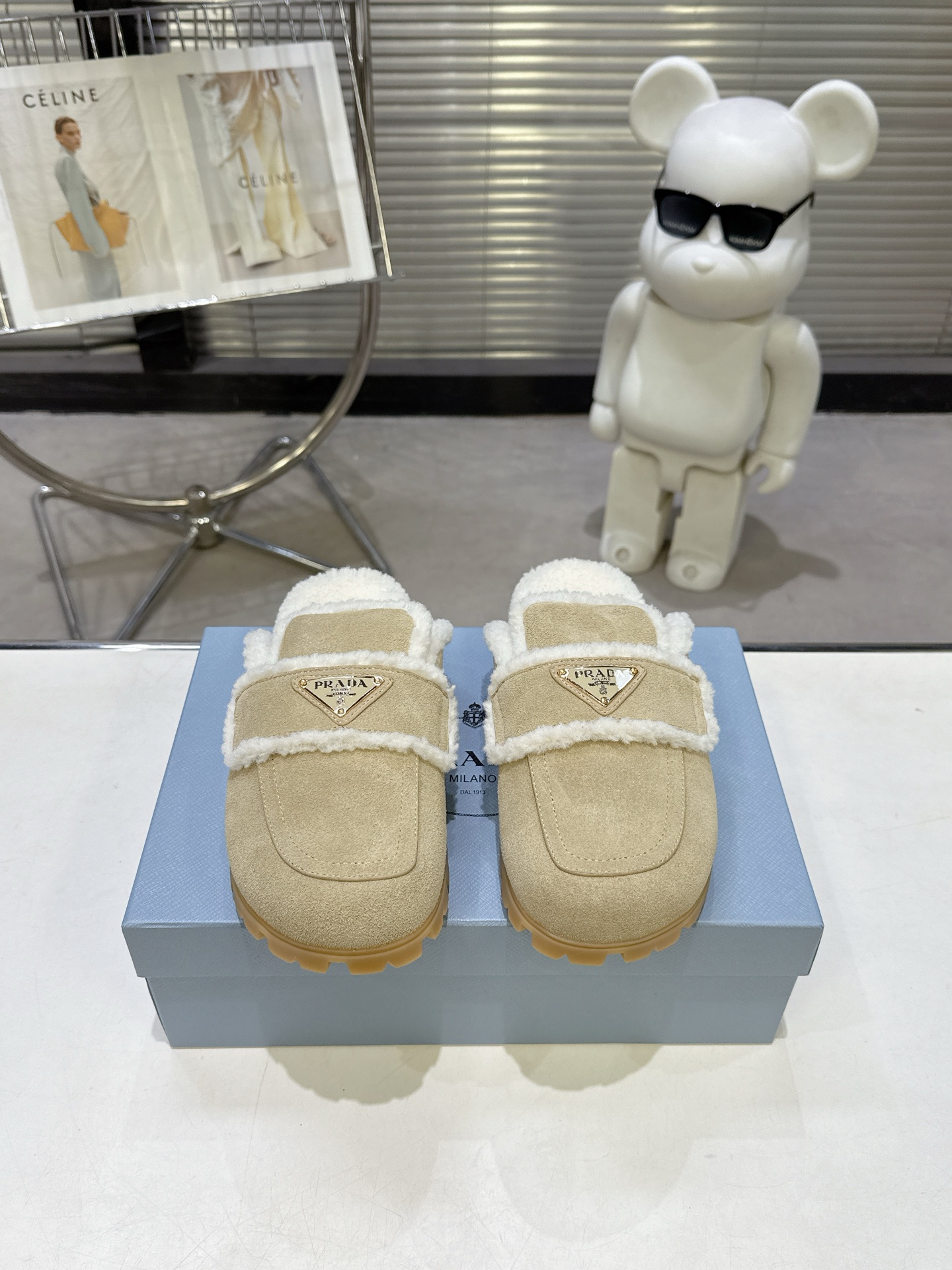 NO:613889,The latest series is out!  Prada 2025 new autumn and winter fur slippers Triangular buckle bread toe half slippers Latest catwalk series Classic upgrade Comfort and fashionability Every color combination looks good, and the design matches different style needs Original custom-made high silk cowhide upper Lining: wool outsole Original molded non-slip outsole Shoe size: 35-40, half-slip fur shoes, prada, prada, slippers19860909出 最新系列！Prada 普拉达2025秋冬季新款毛拖鞋 三角扣面包包头半拖鞋 最新走秀系列 经典升级 舒适度与时髦度并存 每个颜色搭配都好看,设计搭配不同风格需求 鞋面原版定制高丝光牛猄 内里: 羊毛 大底原版开模防滑大底 鞋码: 35-40,半拖毛毛鞋,prada,prada,slippers,Women's Shoes