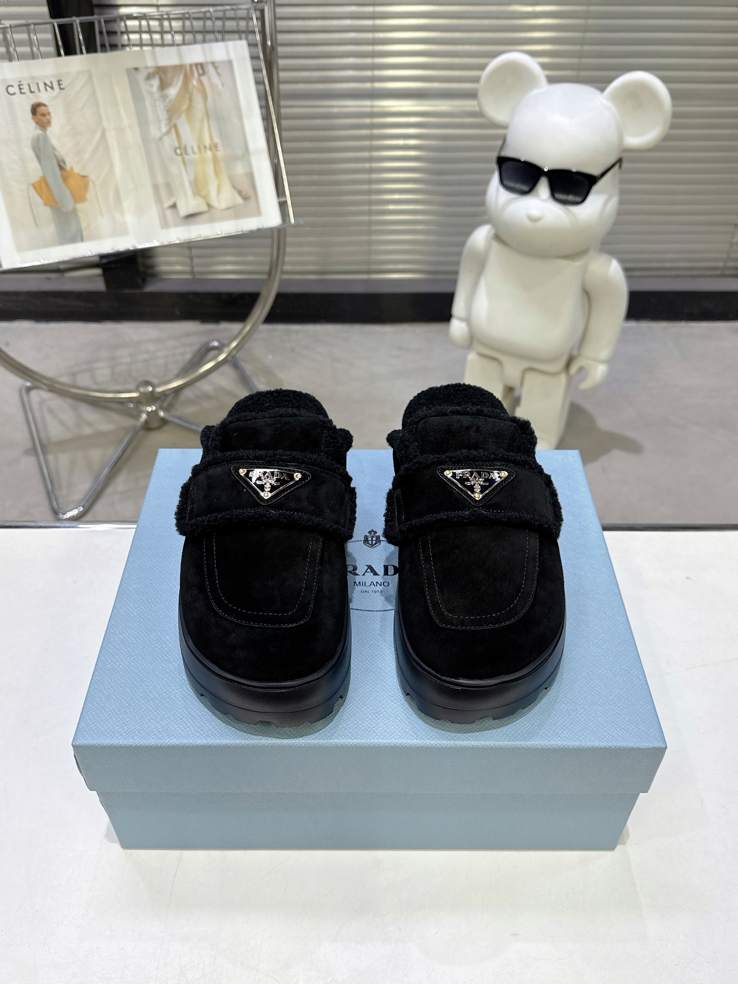 NO:613893,Out: Prada (PARDA) popular early spring wool slippers, catwalk items, winter indoor, early spring outdoor. This sheepskin slipper is equipped with a rubber IP ultra-light foam sole. The soft sheepskin quilted pattern echoes the iconic Prada triangle, accompanied by an enameled triangular metal logo, adding style. Imported high mercerized cow suede, imported knitted wool, real wool for the feet, enameled triangular metal logo, 6 cm rubber foam ultra-light sole  Spike sole pattern, size 35-40, suitable for early spring. Recommended to match with cotton elastic leggings, woolen sweaters, thin down., semi-furry shoes, prada, prada, slippers, down jacket, sheepskin19860909出 普拉达（PARDA）爆款早春毛拖鞋,走秀单品,冬季室内,早春室外.该款羊皮毛拖鞋配有橡胶IP超轻发泡鞋底,软羊革绗缝图案呼应标志性的Prada三角形,伴以涂珐琅三角形金属徽标,平添格调.  进口高丝光牛反绒  进口针织羊毛 垫脚真羊毛 涂珐琅三角形金属徽标  6厘米橡胶发泡超轻鞋底  钉状鞋底花纹  35-40码 适应季节早春.  推荐搭配棉质弹性打底裤,羊毛衫,薄款羽绒.,半拖毛毛鞋,prada,prada,slippers,down jacket,sheepskin,Women's Shoes