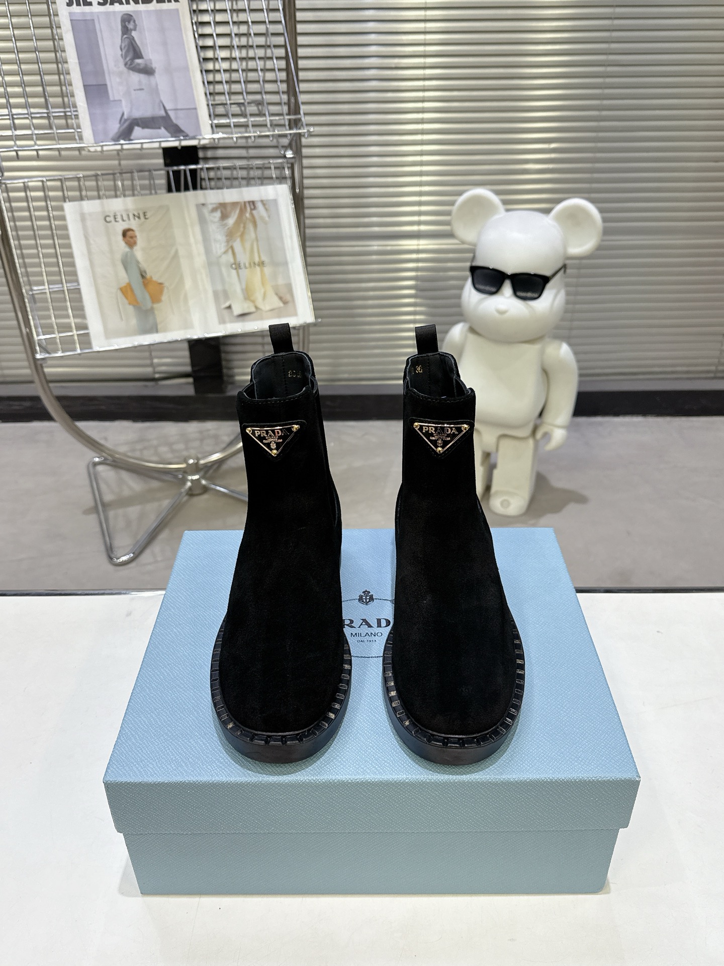 NO:578253,Prada thick-soled retro Martin boots, elastic elastic, classic thick sole, with triangle buckle, simple, fashionable and versatile, fabric cowhide, open-edge beaded cowhide, inner foot pads, dyed sheepskin, soft and delicate, comfortable, rubber mold non-slip lightweight outsole, original packaging outsole, standard size: 35-40, 41 orders, boots, prada, prada, boots, cowhide, sheepskin19860909Prada普拉达厚底复古马丁靴 橡筋松紧 经典厚底 搭配三角扣 简约大气时尚百搭 面料牛皮,开边珠牛皮 内里垫脚透染羊皮柔软细腻,脚感舒适,橡胶模具防滑轻便大底 原配包装大底 标准码数:35-40 41订,靴子,prada,prada,boots,cowhide,sheepskin,Women's Shoes