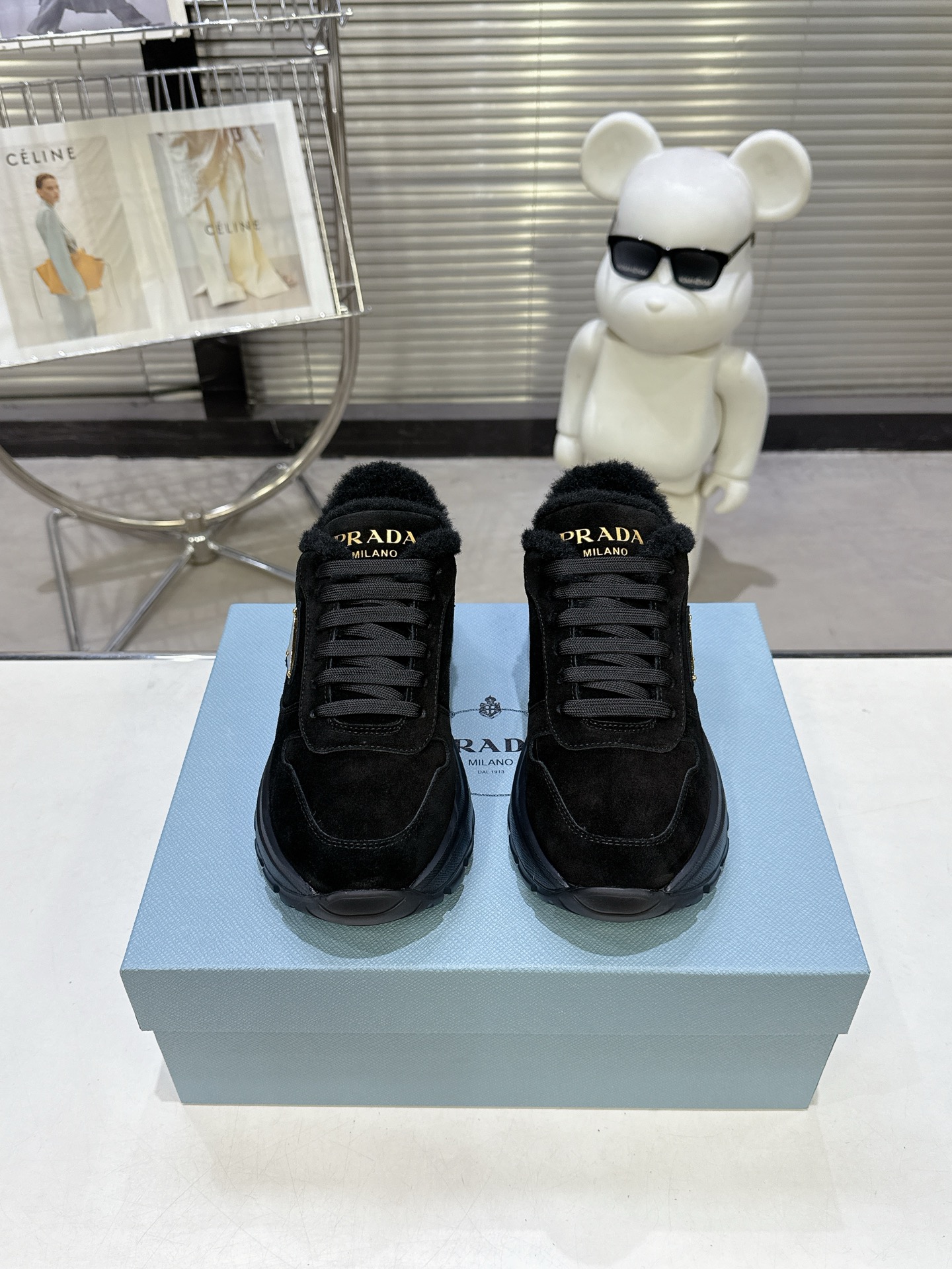 NO:576986,PRADA 5 Prada’s new products are coming with strength!  Many Internet celebrities have the same style, fashionable and versatile nice items. Original shoes purchased from Italian counters are developed and reproduced 1:1 according to the original taste. This year's theme is not to be defined. Through simplicity and conciseness, the texture is reflected from thick-soled sneakers to zigzag short boots to new year's flat shoes. Everywhere reveals a must-have momentum... It combines gentleness and handsomeness. The finishing touch for women is a wear-resistant and ultra-light two-color outsole. Size:  Women's size 35-40Size men's size 39-45 original packaging accessories., casual shoes/sports shoes, prada, prada, boots, sneakers19860909PRADA 5 普拉达新品,实力来袭！众多网红同款,时髦百搭nice单品,意大利专柜代购原版鞋开发,1比1照足原味复刻.今年的主题就是不被定义 通过简单简洁体现质感从厚底运动鞋到锯齿短靴再到年的平板鞋 处处都流露着必爆气势…集温柔和帅气为一身 女人的点睛之笔 耐磨超轻双色大底 .Size: 女款35-40Size男款39-45 原版包装配件.,休闲鞋/运动鞋,prada,prada,boots,sneakers,Women's Shoes