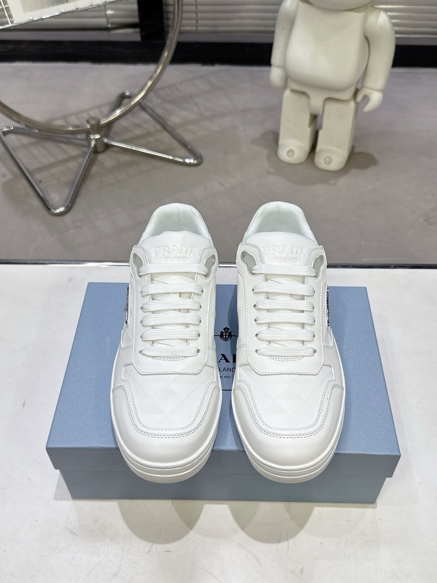 NO:613824,Prada Prada's latest Downtown Bold series Triangle logo Casual sneakers White shoes Original purchase and development Made-to-order Downtown Bold sneakers are inspired by the basketball shoes of the 1980s, with a sporty design and exquisite details. Made of perforated leather, the individual thick soles present a unique modern style. The Prada logo is interpreted from different angles and decorated with the iconic enameled triangle metal logo, highlighting a unique classic style. Exquisite packaging at the delivery counter Fabric:  Original custom imported first-layer cowhide lining: original imported soft sheepskin lining Outsole: original molded rubber sole material Size: women's 35-40 men's 39-45, casual shoes/sports shoes, prada, prada, sneakers, cowhide, sheepskin19860909Prada普拉达 最新Downtown Bold系列 三角标 休闲运动鞋 小白鞋 原版购入开发 做货 Downtown Bold运动鞋从1980年代的篮球鞋汲取灵感,运动风设计搭配精致细节.采用穿孔皮革打造,个性的厚底呈现别具一格的现代风格.通过不同角度演绎Prada徽标,饰有标志性的涂珐琅三角形金属徽标,彰显别具一格的经典格调 配送专柜精美包装 面料: 原版定制进口头层牛皮 内里: 原版进口柔软羊皮里 大底: 原版开模橡胶底材质 Size: 女款35-40男款39-45,休闲鞋/运动鞋,prada,prada,sneakers,cowhide,sheepskin,Women's Shoes