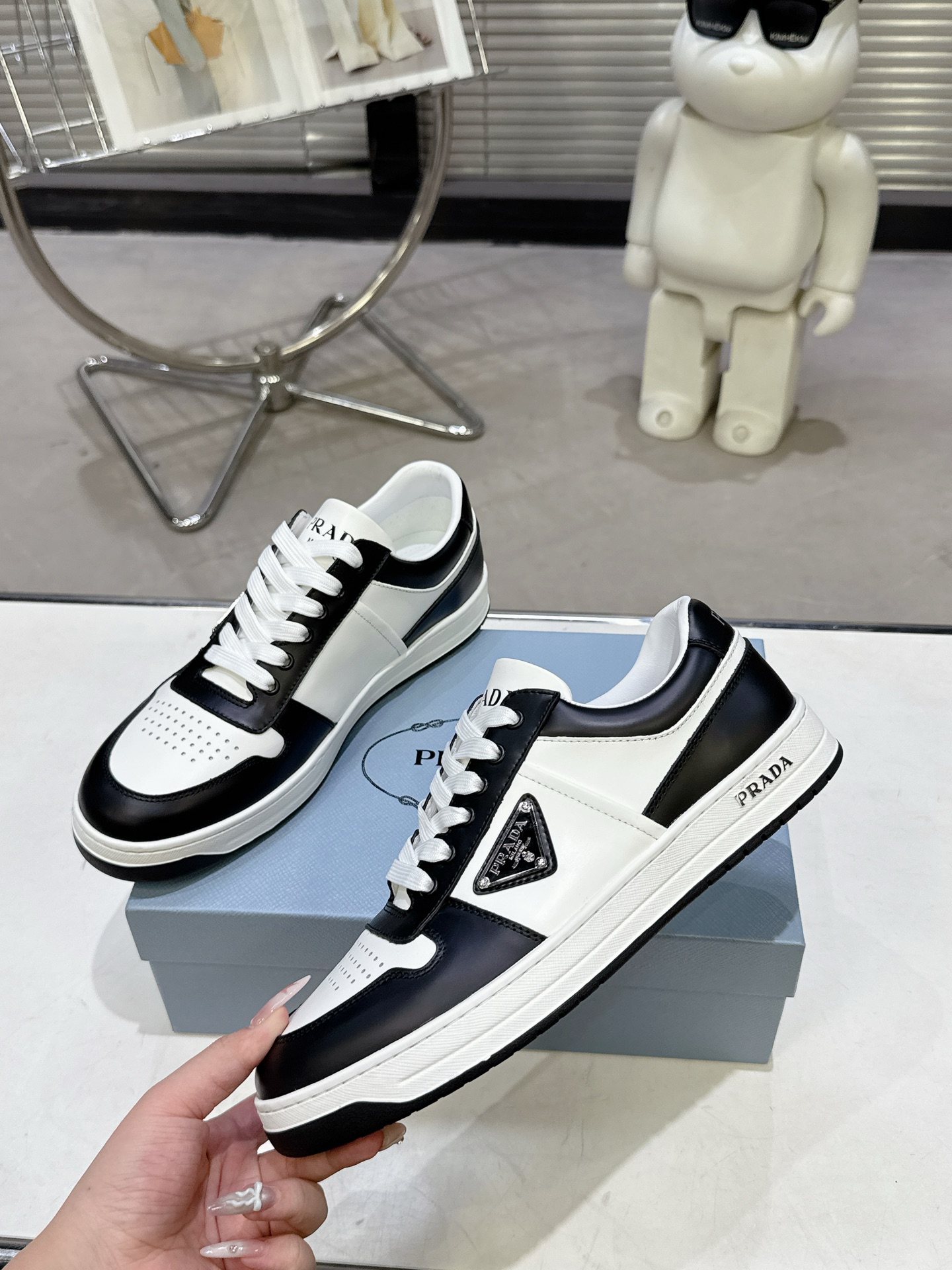 NO:613854,Couple style, Prada's latest Downtown Bold series, triangle logo, casual sneakers, white shoes, original purchase, development, production. Downtown Bold sneakers are inspired by the basketball shoes of the 1980s, with a sporty design and exquisite details. Made of perforated leather, the personalized thick sole presents a unique modern style. The Prada logo is interpreted from different angles, decorated with the iconic enameled triangle metal logo, highlighting a unique classic style. Exquisite packaging at the delivery counter. Fabric:  Original custom imported first-layer cowhide lining: original imported soft sheepskin lining Outsole: original molded rubber sole material Size: women's 35-40 men's 39-45, casual shoes/sports shoes, prada, prada, sneakers, cowhide, sheepskin19860909情侣款出 Prada普拉达 最新Downtown Bold系列 三角标 休闲运动鞋 小白鞋 原版购入开发 做货 Downtown Bold运动鞋从1980年代的篮球鞋汲取灵感,运动风设计搭配精致细节.采用穿孔皮革打造,个性的厚底呈现别具一格的现代风格.通过不同角度演绎Prada徽标,饰有标志性的涂珐琅三角形金属徽标,彰显别具一格的经典格调 配送专柜精美包装 面料: 原版定制进口头层牛皮 内里: 原版进口柔软羊皮里 大底: 原版开模橡胶底材质 Size: 女款35-40男款39-45,休闲鞋/运动鞋,prada,prada,sneakers,cowhide,sheepskin,Women's Shoes