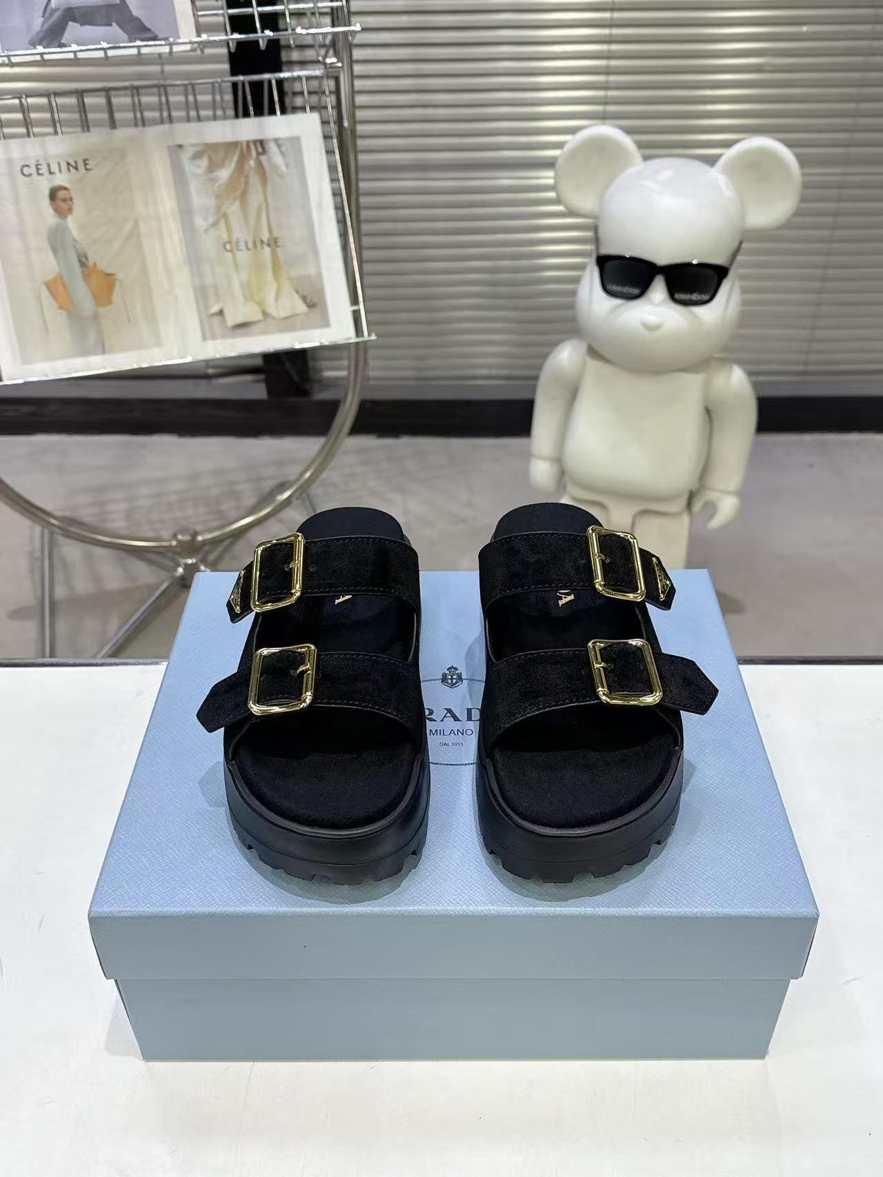 NO:760533,Counter [authentic grade] version!  !  Popular items in all counters across the network, bloggers’ daily recommendations, a series of Prada 2026 early spring (sandals)!  The overall style is fashionable. True fans should close their eyes and enter. This series is now on sale. You can buy it at the counter for 10,000!  !  !  Liu Wen is worn by many Internet celebrities. Prad's platform platform shoes are very popular this year. They have logo non-slip soles. These shoes are very comfortable on the feet and feel great. Official catalog. Size 35-40, slippers, prada, prada, slippers.19860909专柜【正品级】版本！！ 全网专柜大爆款,博主日推款,普拉达2026早春（凉拖鞋）一系例！整体彰显时髦,真粉们闭眼入,本系列现已登陆发售. 专柜以10000购入！！！刘雯众多网红上脚,prad这款松糕厚底鞋今年非常爆,带logo 防滑鞋底,这款鞋子上脚非常舒服,脚感很棒 官方目录 码数35-40,拖鞋,prada,prada,slippers,Women's Shoes