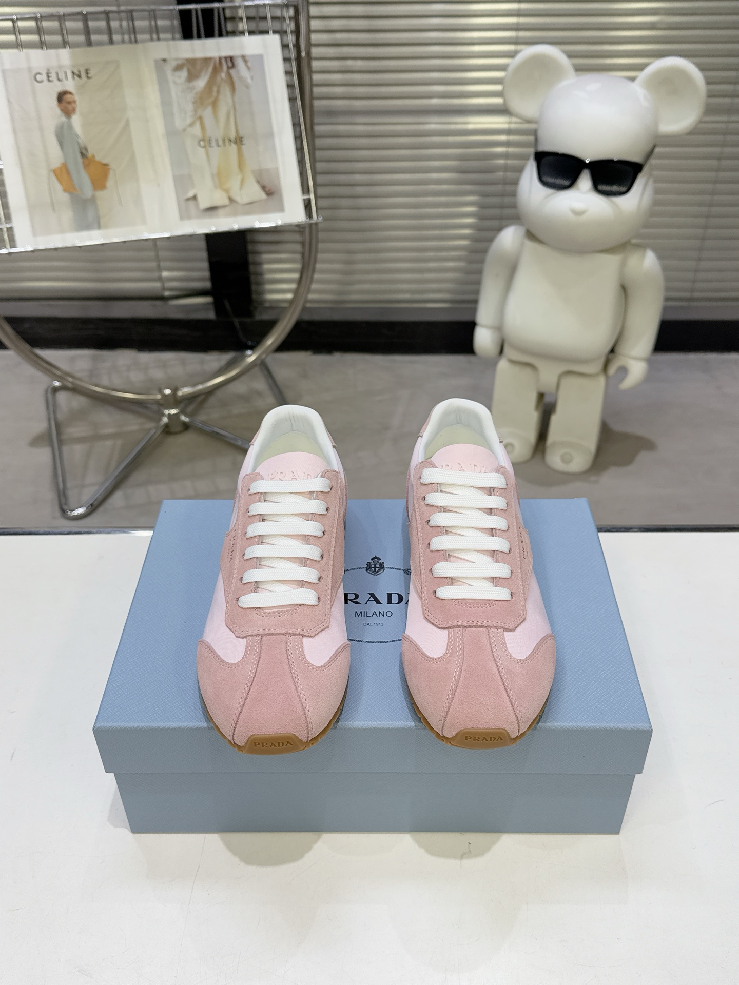 NO:789600,PRADA moral training shoes have been worn by Li Xian and many other Internet celebrities. This Prada shoe is very popular and can be worn for both leisure and work. It has a retro style design, mesh + leather stitching, breathable and durable!  The metal eyelets of the shoelaces are super detailed, and the flat rubber soles are light and comfortable, which is OK for daily commuting and leisure. The overall style is simple and low-key, versatile and not picky. The shoe box is a classic Prada size 35-40 (customized size 41), casual shoes/sports shoes, prada, prada, sneakers19860909出 PRADA德训鞋 李现等众多网红上脚,Prada 这款鞋非常爆,穿上休闲工作两不失误百搭,复古风设计,网布+皮革拼接,透气又耐穿！鞋带金属孔眼超有细节感,平底橡胶鞋底轻便舒适,日常通勤、休闲都OK.整体简约低调,百搭不挑人,鞋盒是经典普拉达 码数35-40（41码定做）,休闲鞋/运动鞋,prada,prada,sneakers,Women's Shoes