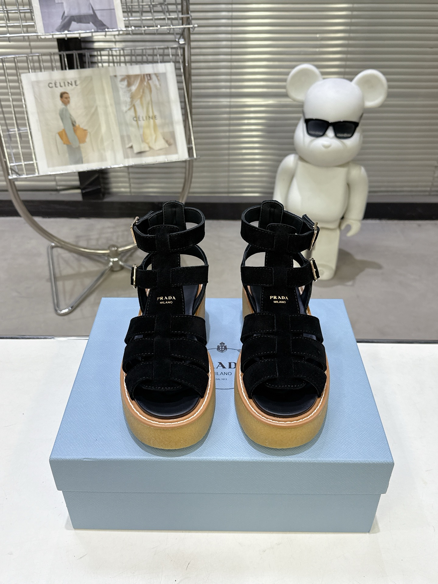 NO:819976,PRADA 2026 spring and summer popular sandals and slippers series 1. The upper is made of imported cow suede 2. The lining is imported sheepskin 3. Large bottom with logo, non-slip platform thick sole, heel height 5.0 4. Size 35-40 (41 can be customized) 5. Original full set of packaging, sandals, prada, prada, sandals, slippers, sheepskin19860909PRADA普拉达2026春夏爆款凉拖鞋系列 1鞋面釆用进口牛反绒 2内里进口羊皮 3大底带logo防滑松糕厚底、跟高5.0 4 码数35-40（41 可定做） 5包装原版全套包装,凉鞋,prada,prada,sandals,slippers,sheepskin,Women's Shoes