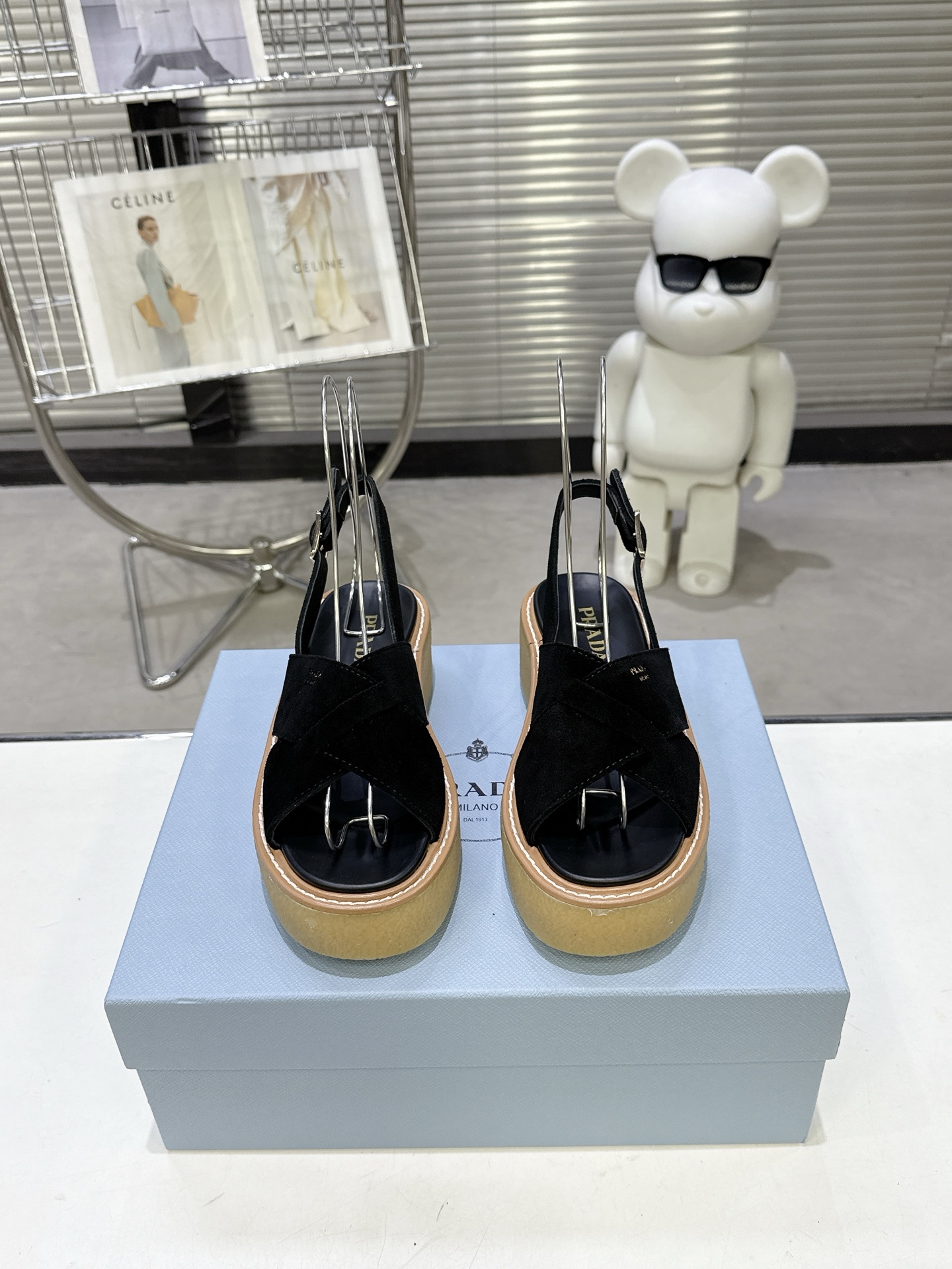 NO:819963,PRADA 2026 spring and summer popular sandals and slippers series 1. The upper is made of imported cow suede 2. The lining is imported sheepskin 3. Large bottom with logo, non-slip platform thick sole, heel height 5.0 4. Size 35-40 (41 can be customized) 5. Original full set of packaging, sandals, prada, prada, sandals, slippers, sheepskin19860909PRADA普拉达2026春夏爆款凉拖鞋系列 1鞋面釆用进口牛反绒 2内里进口羊皮 3大底带logo防滑松糕厚底、跟高5.0 4 码数35-40（41 可定做） 5包装原版全套包装,凉鞋,prada,prada,sandals,slippers,sheepskin,Women's Shoes