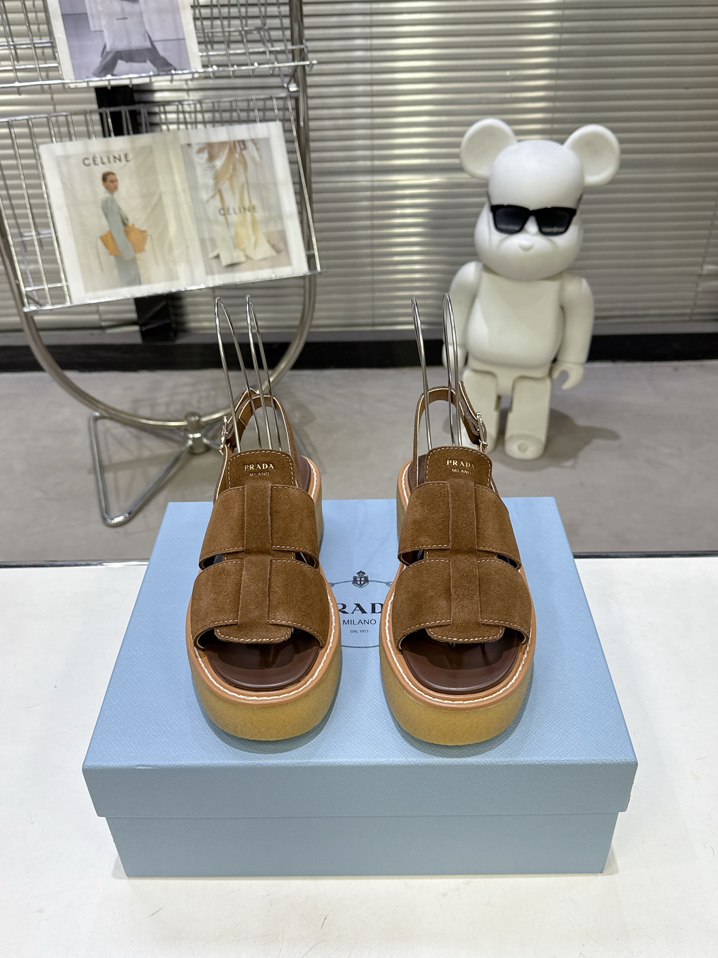 NO:819969,PRADA 2026 spring and summer popular sandals and slippers series 1. The upper is made of imported cow suede 2. The lining is imported sheepskin 3. Large bottom with logo, non-slip platform thick sole, heel height 5.0 4. Size 35-40 (41 can be customized) 5. Original full set of packaging, sandals, prada, prada, sandals, slippers, sheepskin19860909PRADA普拉达2026春夏爆款凉拖鞋系列 1鞋面釆用进口牛反绒 2内里进口羊皮 3大底带logo防滑松糕厚底、跟高5.0 4 码数35-40（41 可定做） 5包装原版全套包装,凉鞋,prada,prada,sandals,slippers,sheepskin,Women's Shoes