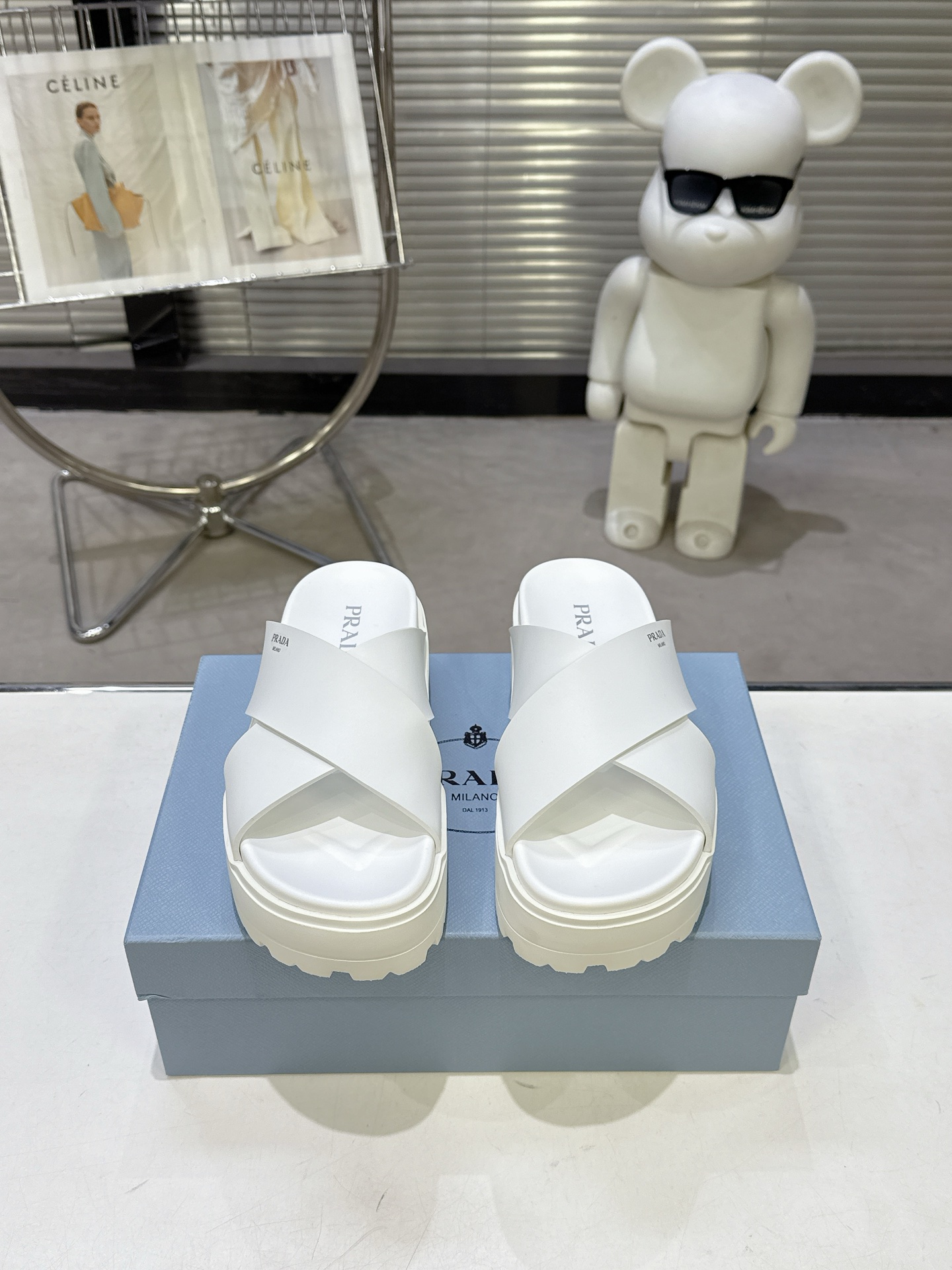 NO:820011,PRADA Prada's popular spring and summer sandals series. Fabric: original cut rubber upper. Outsole: original molded ultra-light outsole. Sole thickness: 5.5cm. Size: 35-40. 41 can be customized. Packaging: original full set of packaging, slippers, prada, prada, sandals, slippers.19860909PRADA普拉达春夏爆款凉鞋系列 面料:原版切割工艺橡胶鞋面 大底:原版开模超轻大底 底厚:5.5cm 码数:35-40. 41可定做 包装:原版全套包装,拖鞋,prada,prada,sandals,slippers,Women's Shoes