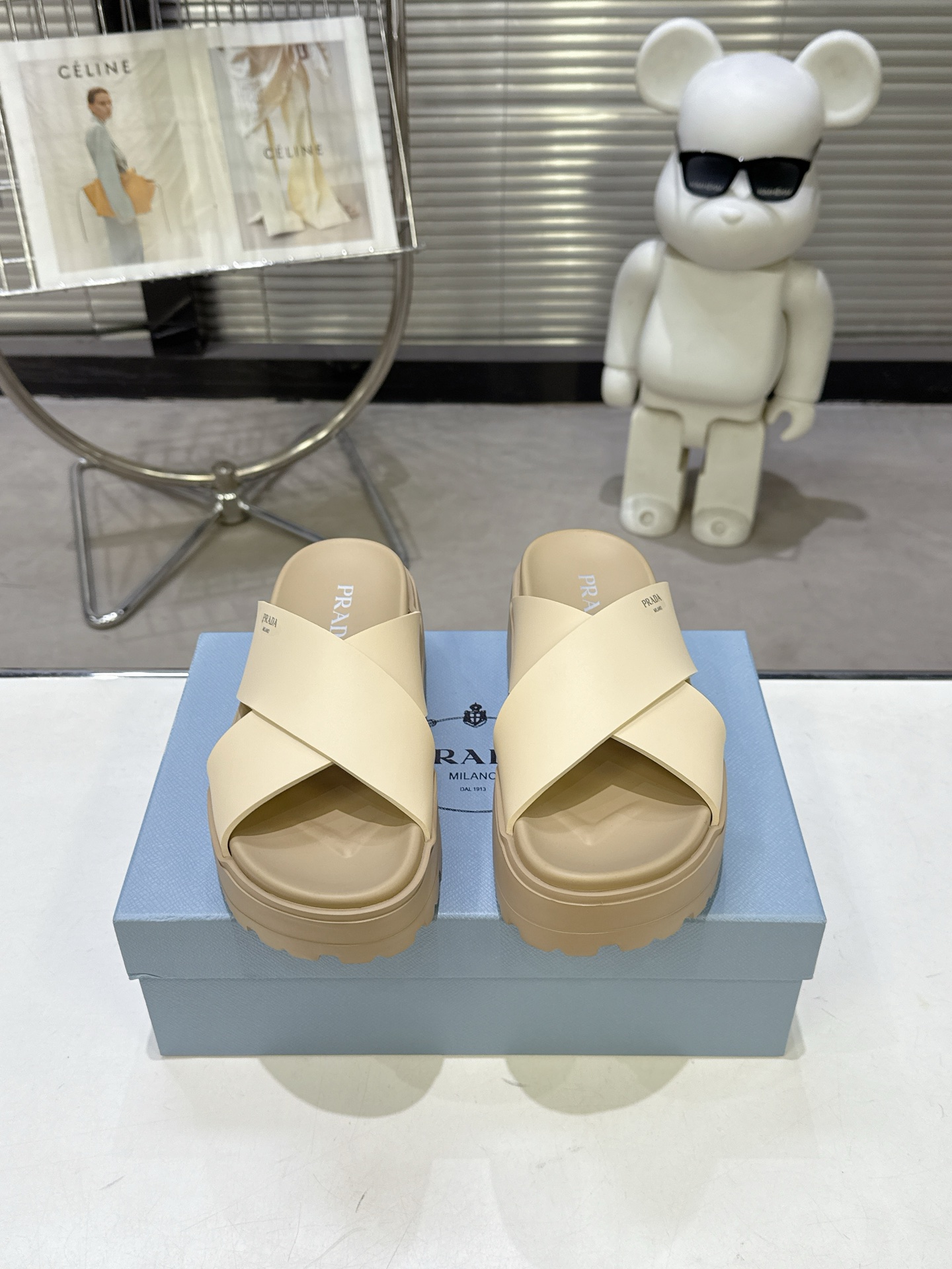 NO:819998,PRADA Prada's popular spring and summer sandals series. Fabric: original cut rubber upper. Outsole: original molded ultra-light outsole. Sole thickness: 5.5cm. Size: 35-40. 41 can be customized. Packaging: original full set of packaging, slippers, prada, prada, sandals, slippers.19860909PRADA普拉达春夏爆款凉鞋系列 面料:原版切割工艺橡胶鞋面 大底:原版开模超轻大底 底厚:5.5cm 码数:35-40. 41可定做 包装:原版全套包装,拖鞋,prada,prada,sandals,slippers,Women's Shoes