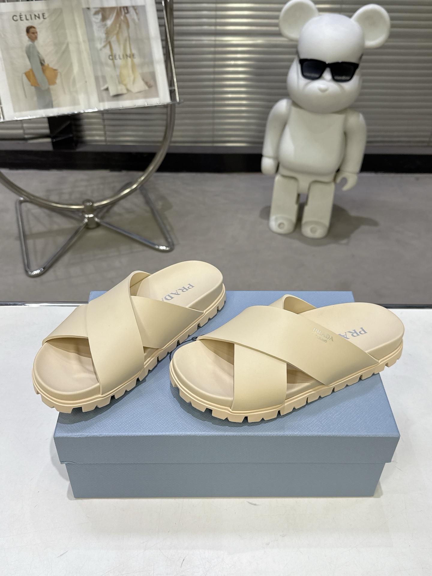 NO:819984,PRADA Prada's popular spring and summer sandals series. Fabric: original cutting process rubber upper. Outsole: original non-slip pattern outsole. Sole thickness: 2.0cm. Size: 35-40. 41 can be customized. Packaging: original full set of packaging, slippers, prada, prada, sandals, slippers.19860909PRADA普拉达春夏爆款凉鞋系列 面料:原版切割工艺橡胶鞋面 大底:原版防滑花纹大底 底厚:2.0cm 码数:35-40. 41可定做 包装:原版全套包装,拖鞋,prada,prada,sandals,slippers,Women's Shoes