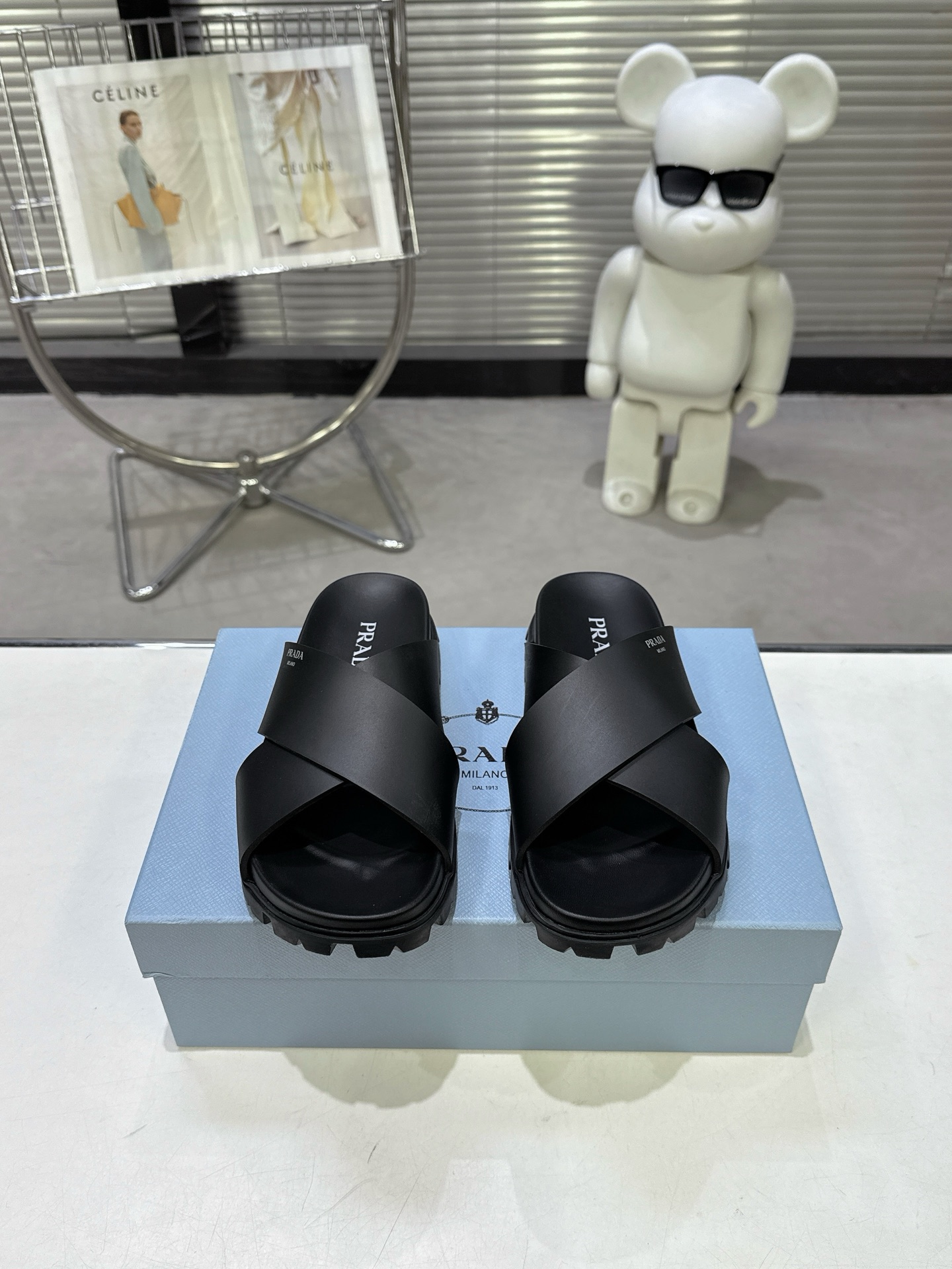 NO:819990,PRADA Prada's popular spring and summer sandals series. Fabric: original cutting process rubber upper. Outsole: original non-slip pattern outsole. Sole thickness: 2.0cm. Size: 35-40. 41 can be customized. Packaging: original full set of packaging, slippers, prada, prada, sandals, slippers.19860909PRADA普拉达春夏爆款凉鞋系列 面料:原版切割工艺橡胶鞋面 大底:原版防滑花纹大底 底厚:2.0cm 码数:35-40. 41可定做 包装:原版全套包装,拖鞋,prada,prada,sandals,slippers,Women's Shoes